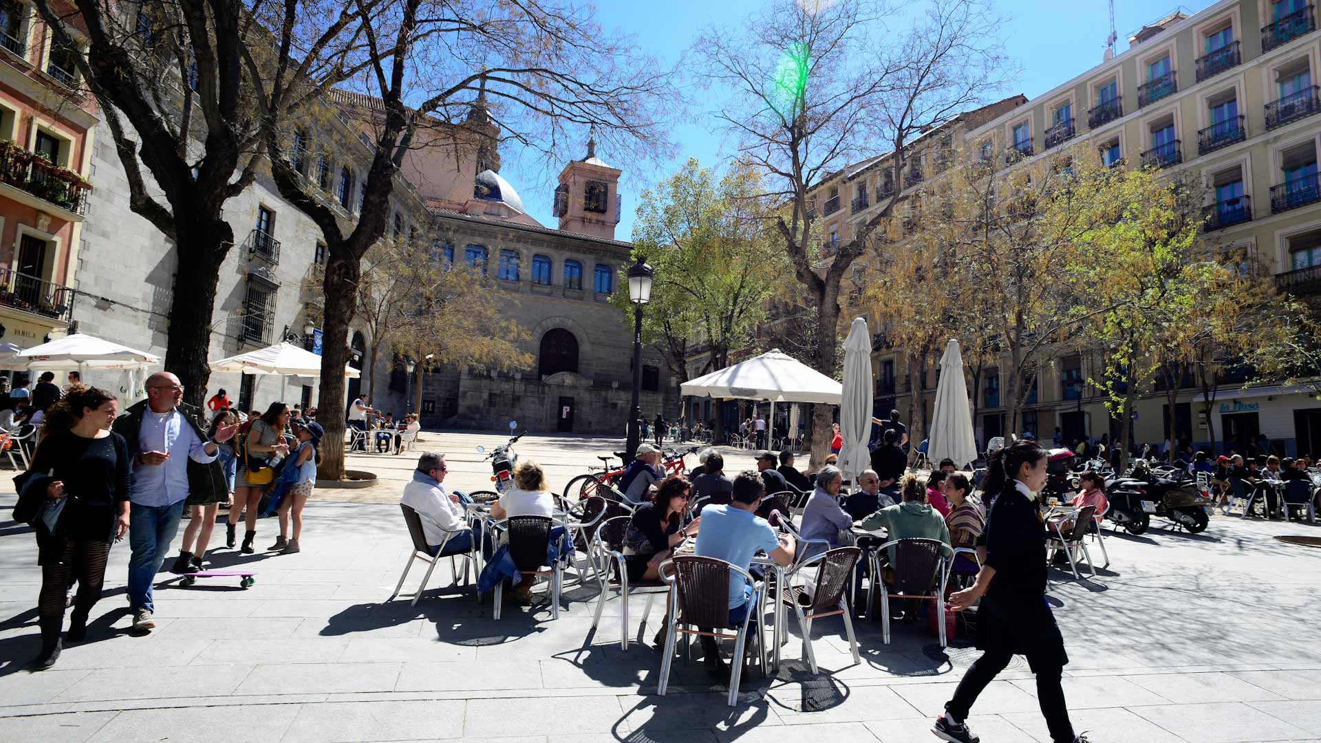 Image for the title: Spain melts under the earliest heat wave in over 40 years 