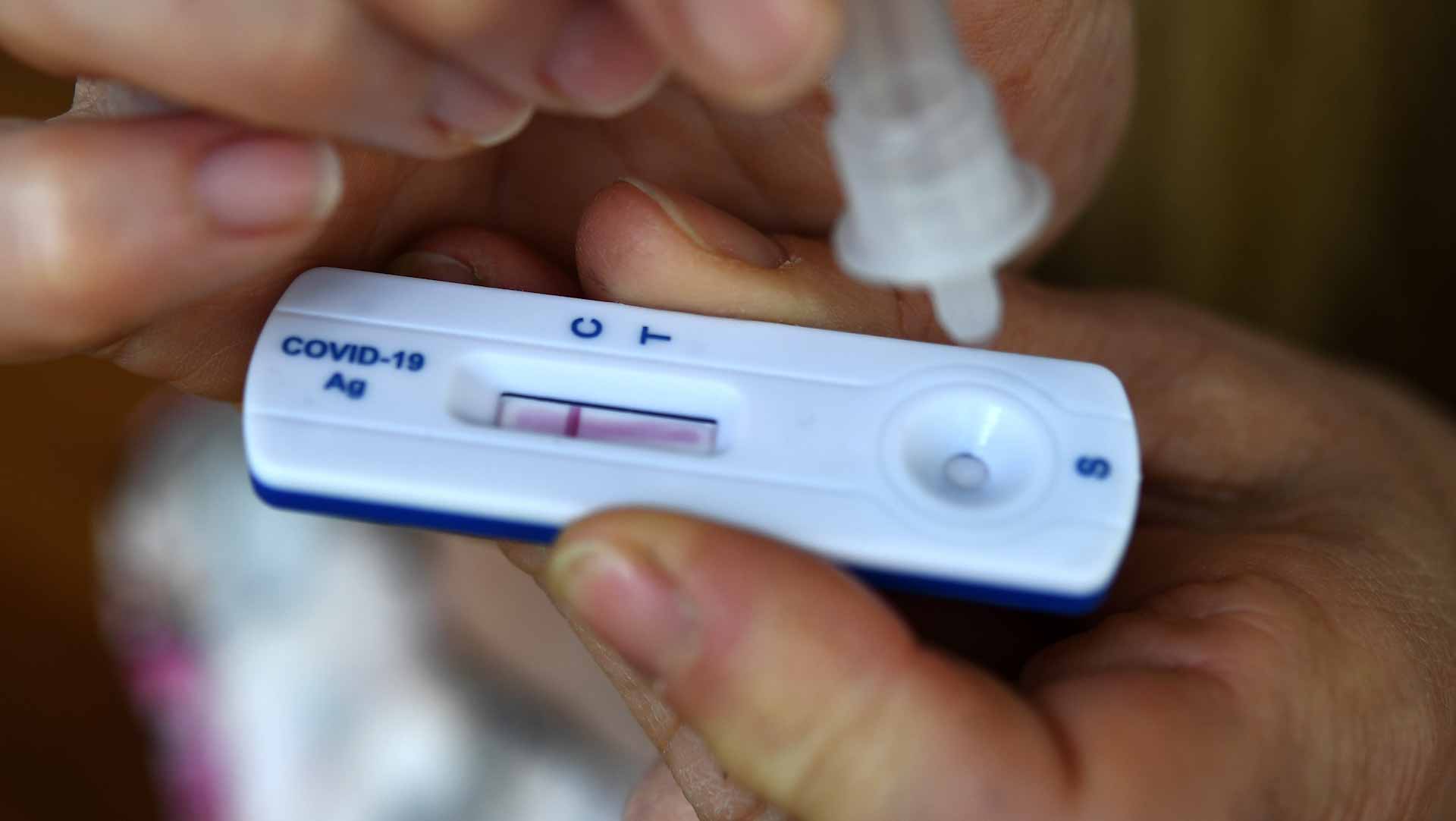 Image for the title: Canada lifts Covid vaccine mandate for domestic travel 