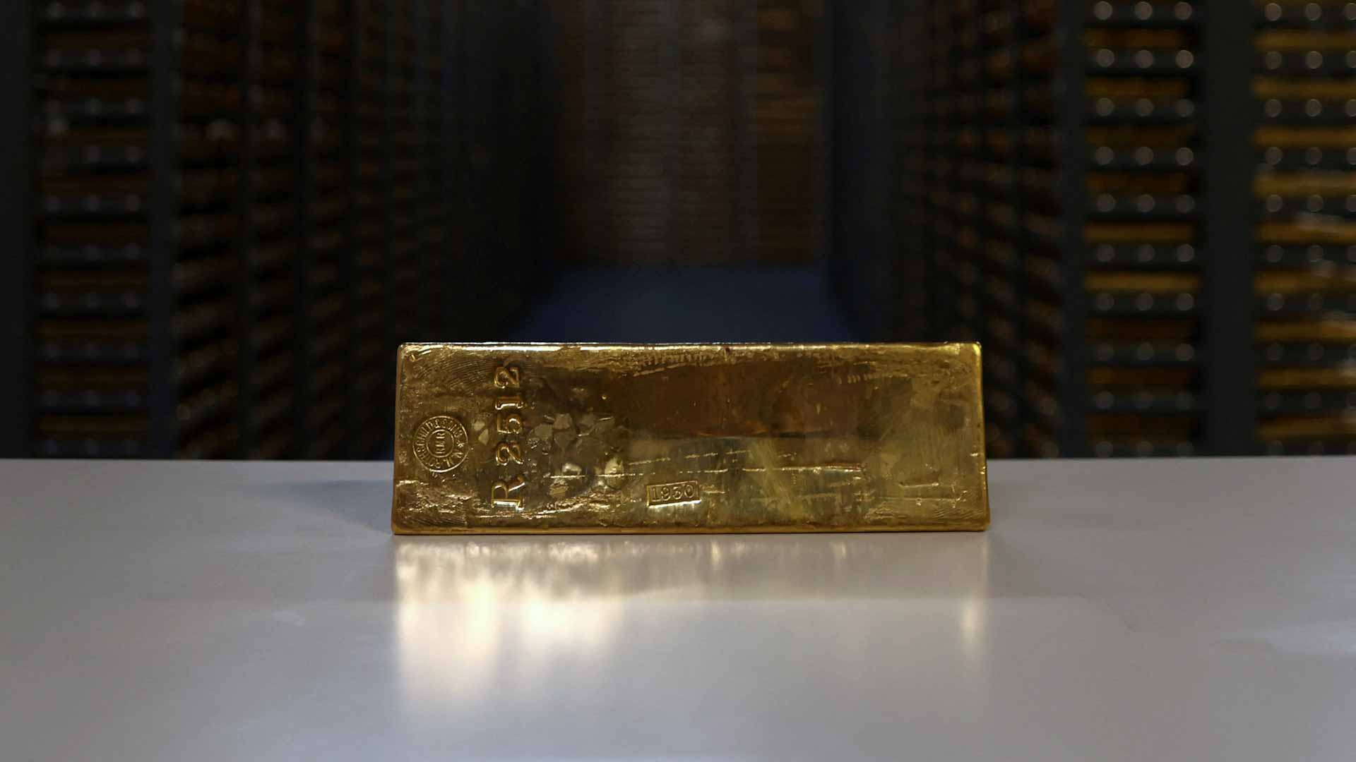 صورة بعنوان: الذهب يحوم قرب أدنى مستوى في 4 أسابيع قبل اجتماع المركزي الأميركي 