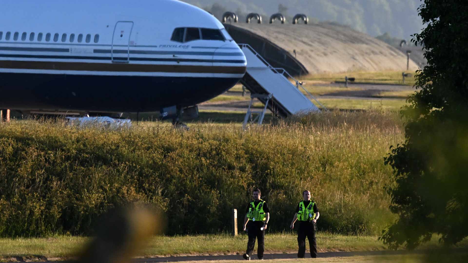 صورة بعنوان: إلغاء رحلة مهاجرين من بريطانيا إلى رواندا في اللحظة الأخيرة 