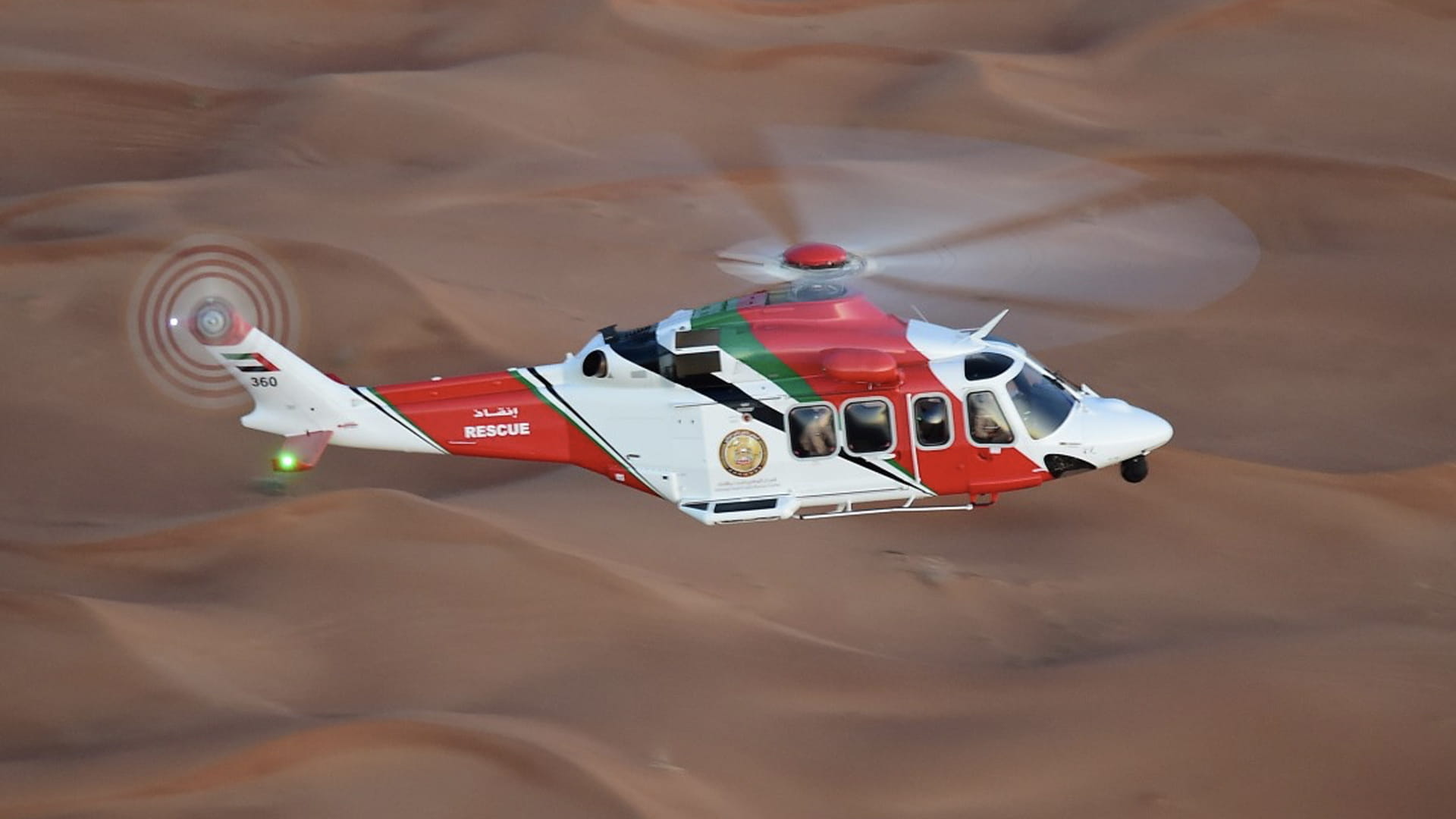 صورة بعنوان: "الوطني للبحث" ينفذ مهمة إنقاذ وإخلاء طبي لمسن عالق بجبال الفجيرة 