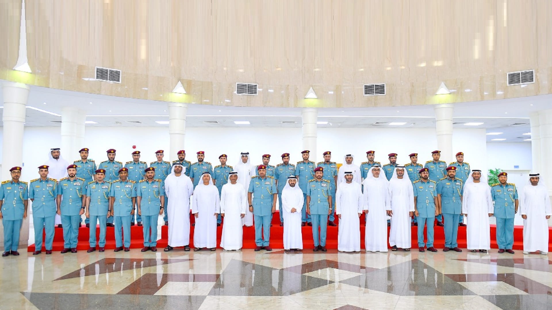 صورة بعنوان: سيف الزري الشامسي يكرم خميس بن سالم السويدي 