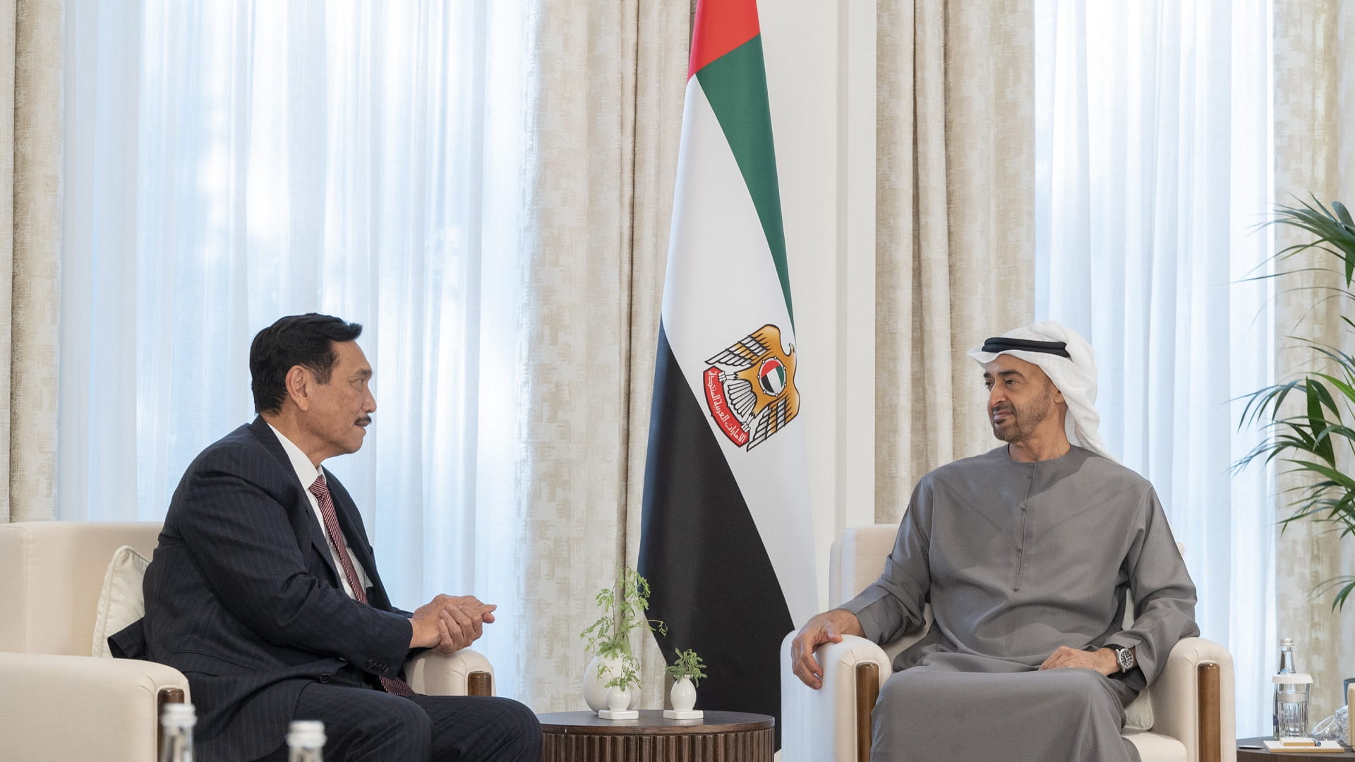 صورة بعنوان: رئيس الدولة يبحث مع وزير إندونيسي تعزيز التعاون والعمل المشترك 