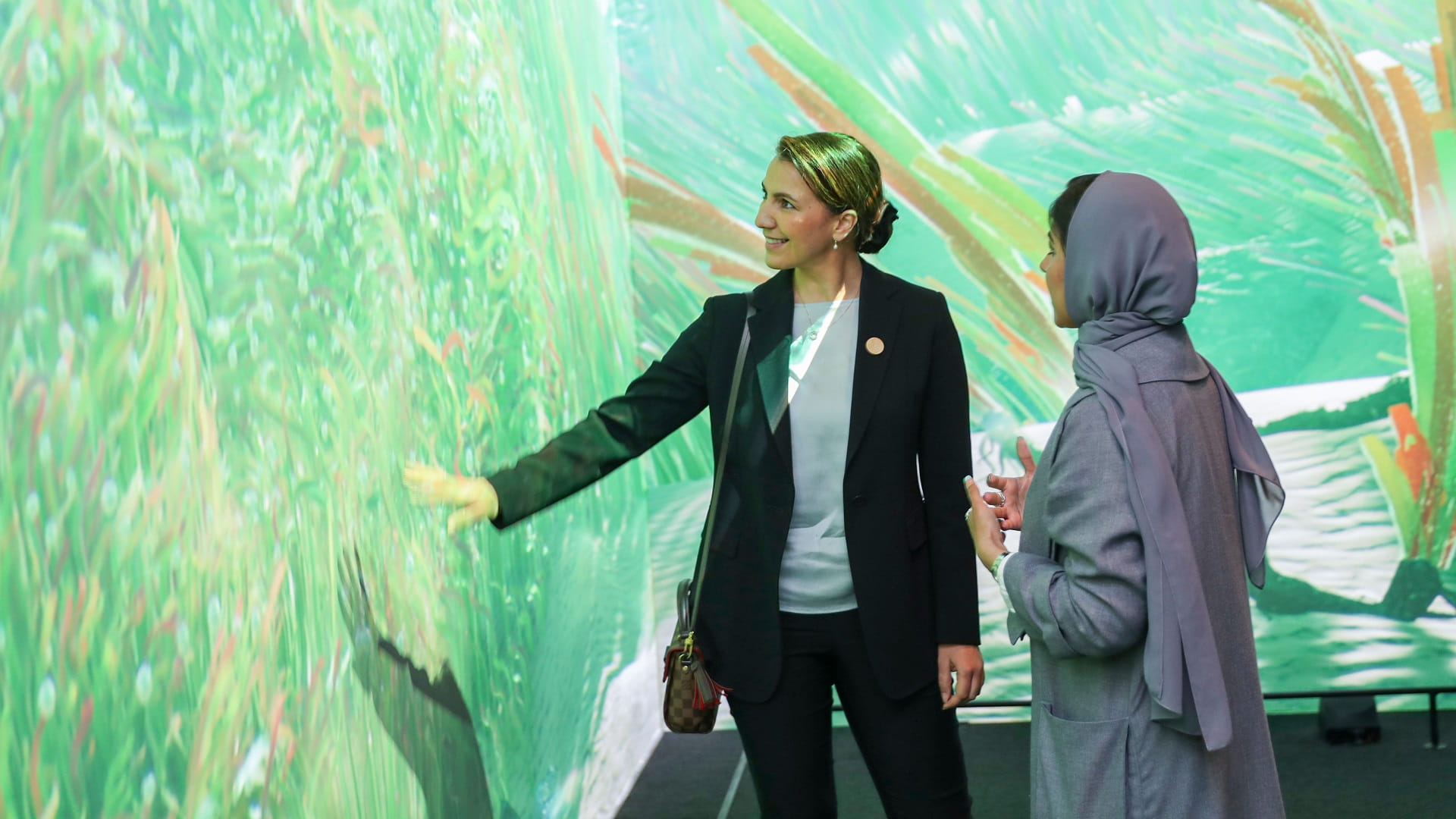 صورة بعنوان: مريم المهيري تستكشف التكنولوجيا الزراعية الحديثة بمعرض هولندي 