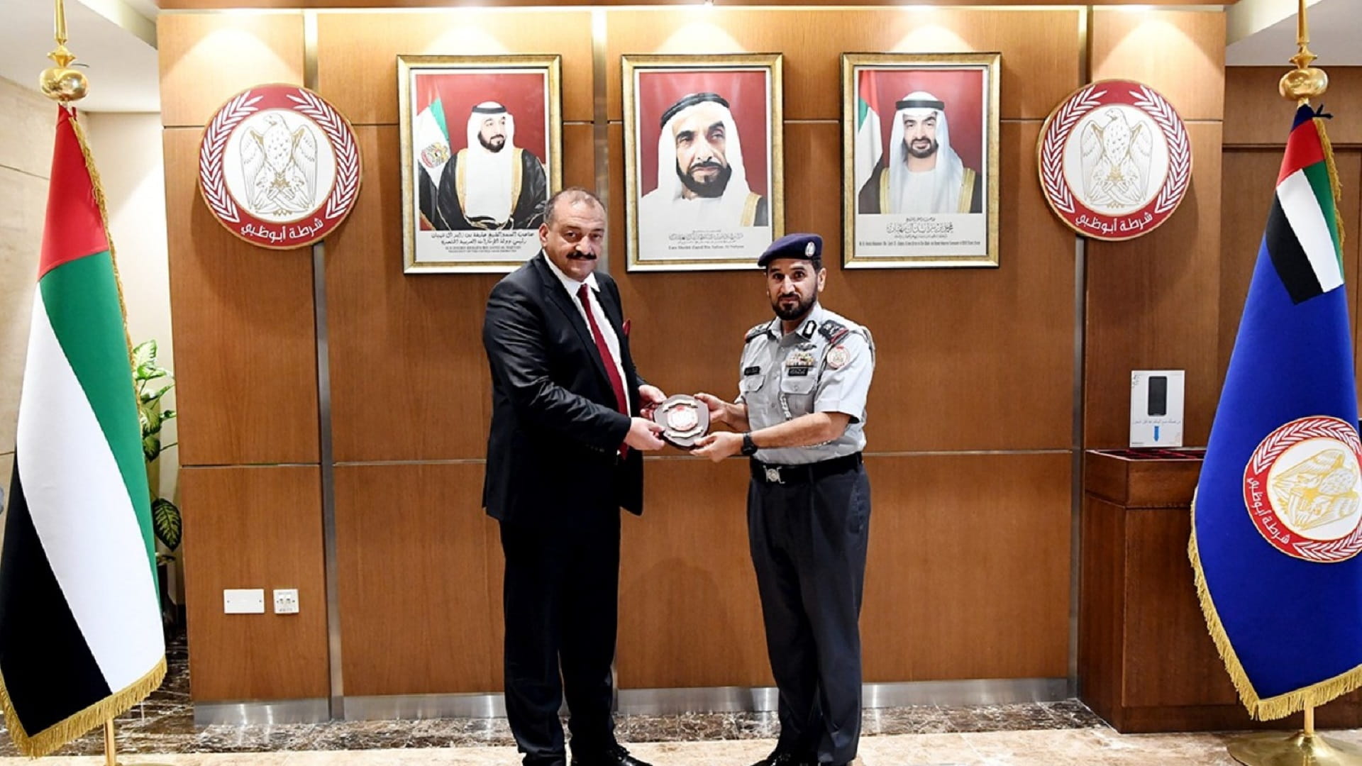 صورة بعنوان: فارس خلف المزروعي يلتقي قائد شرطة البادية الملكية الأردنية 