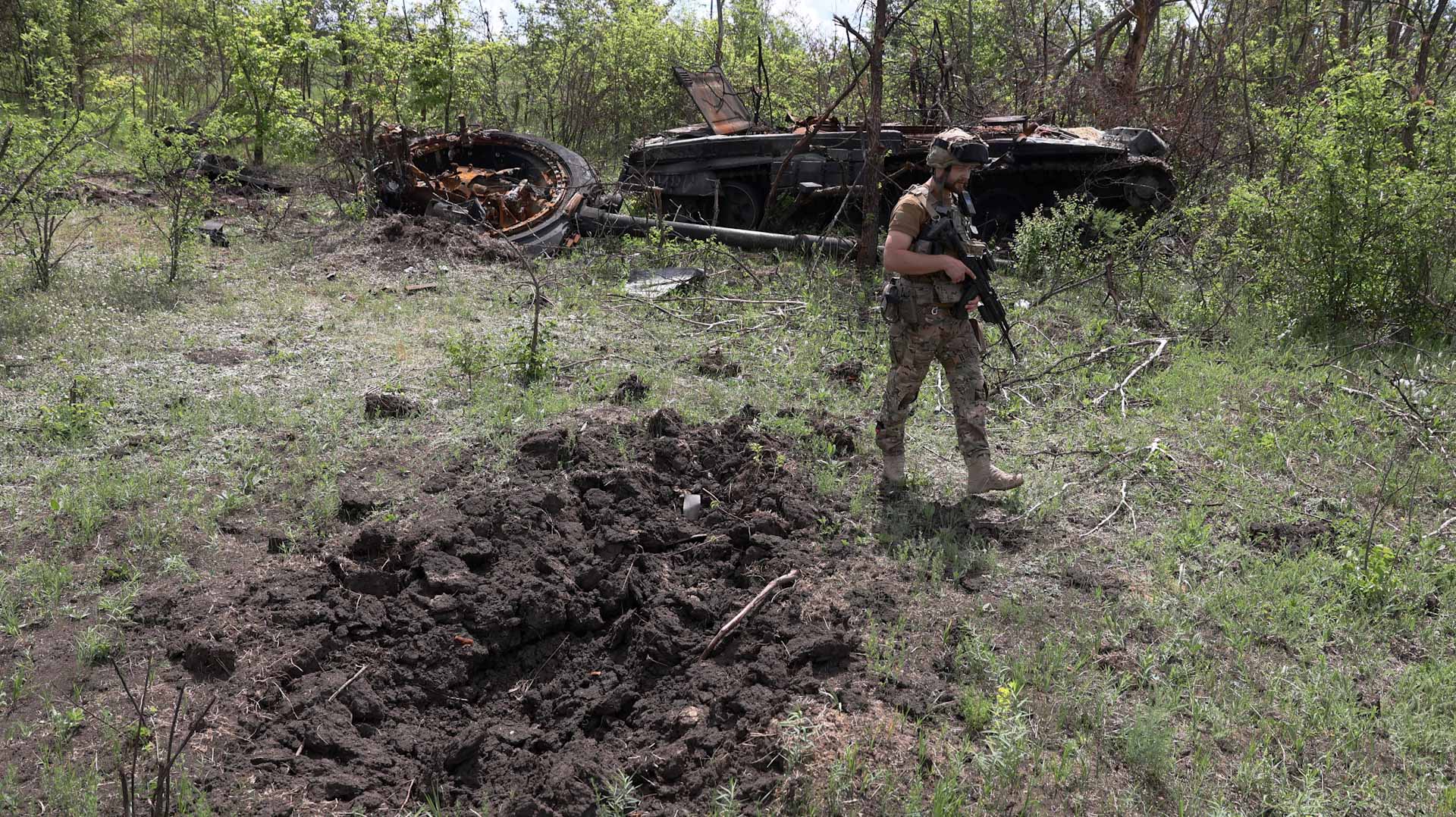Image for the title: Deadly air strike hits Ukraine frontline city 