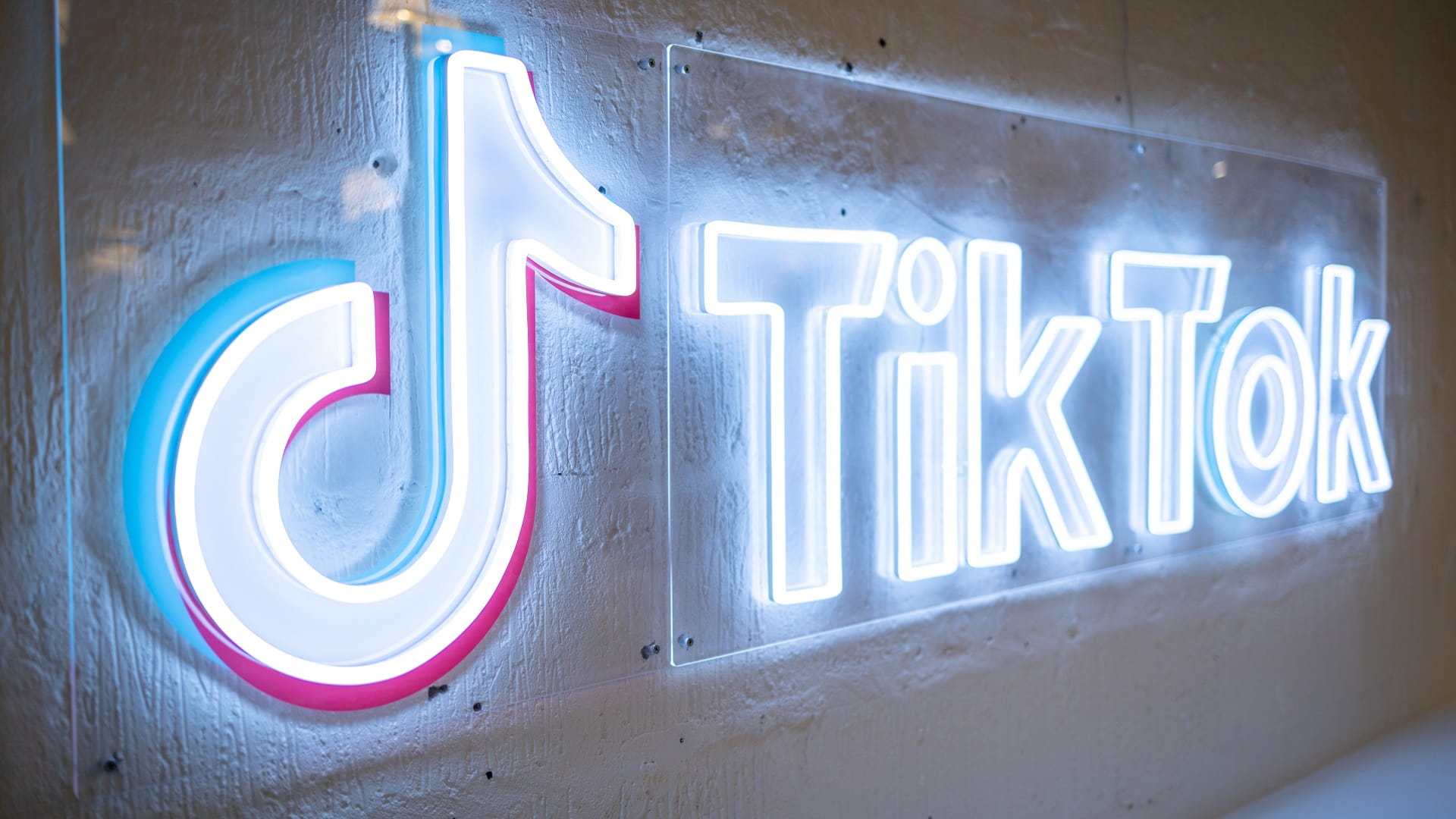 Image for the title: TikTok says Oracle to keep US user data safe 