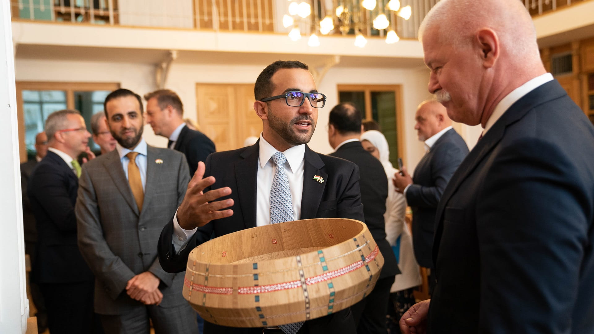 صورة بعنوان: وفد "العلاقات الحكومية بالشارقة" يبحث التعاون مع وزير ثقافة المجر 