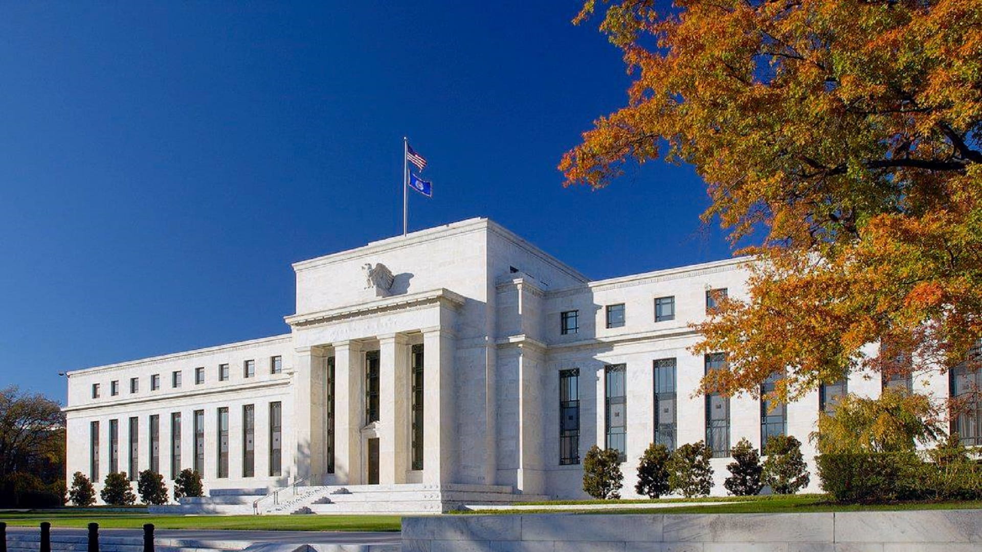 صورة بعنوان: الأسهم العالمية والنفط يتراجعان في أسبوع رفع الفائدة الأميركية 