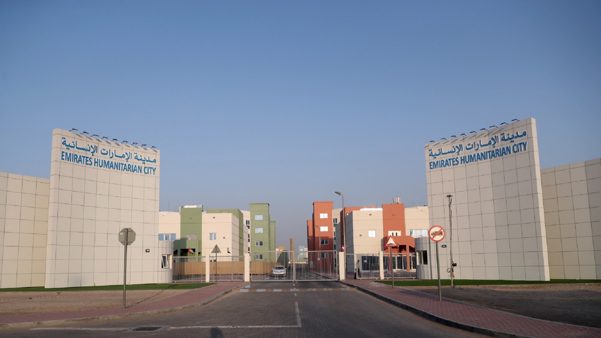 صورة بعنوان: فرق الدفاع المدني تسيطر على حريق بسيط بمدينة الإمارات الإنسانية 