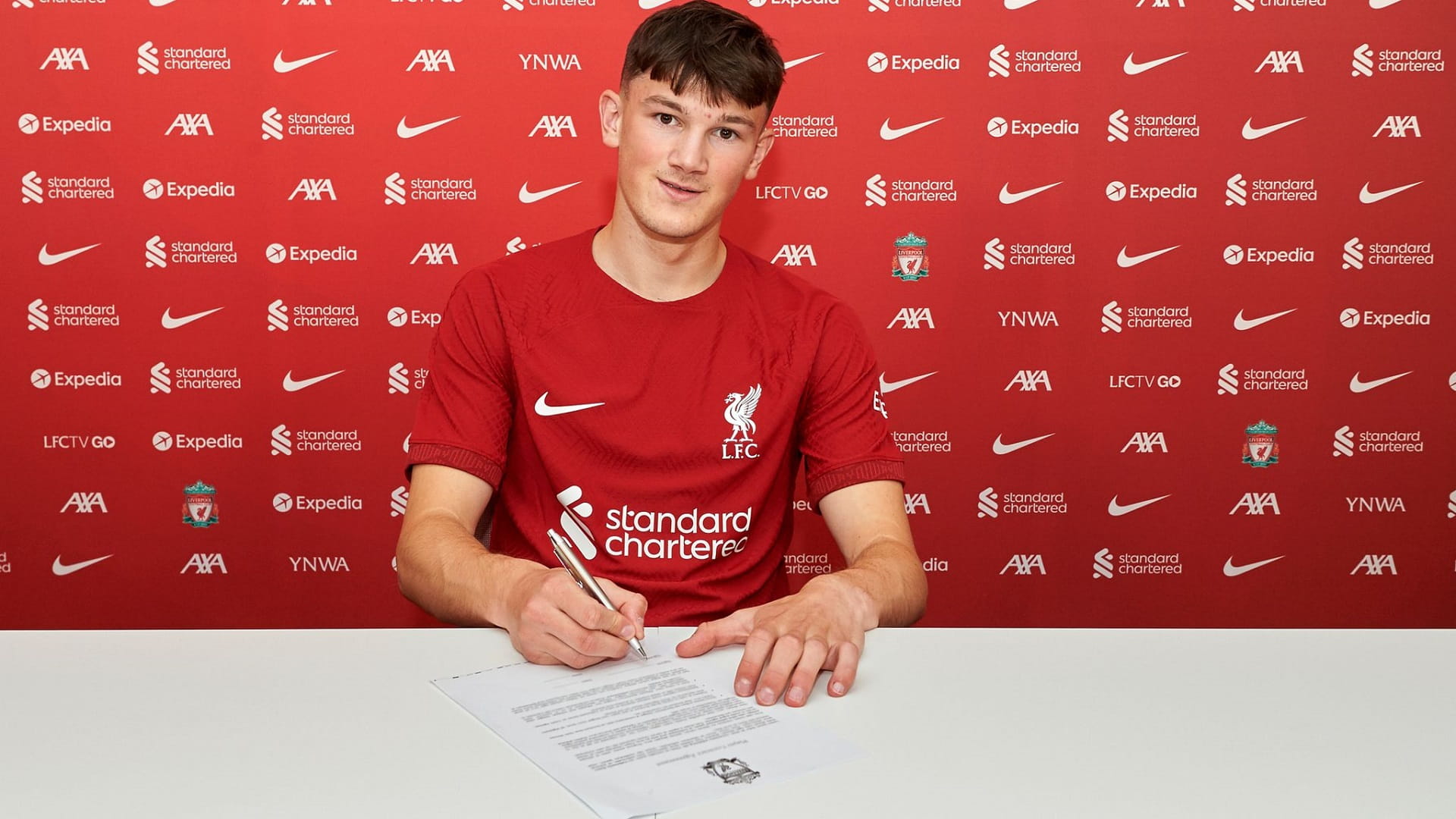 صورة بعنوان: نادي ليفربول الإنجليزي يتعاقد مع اللاعب الشاب كالفن رامسي 