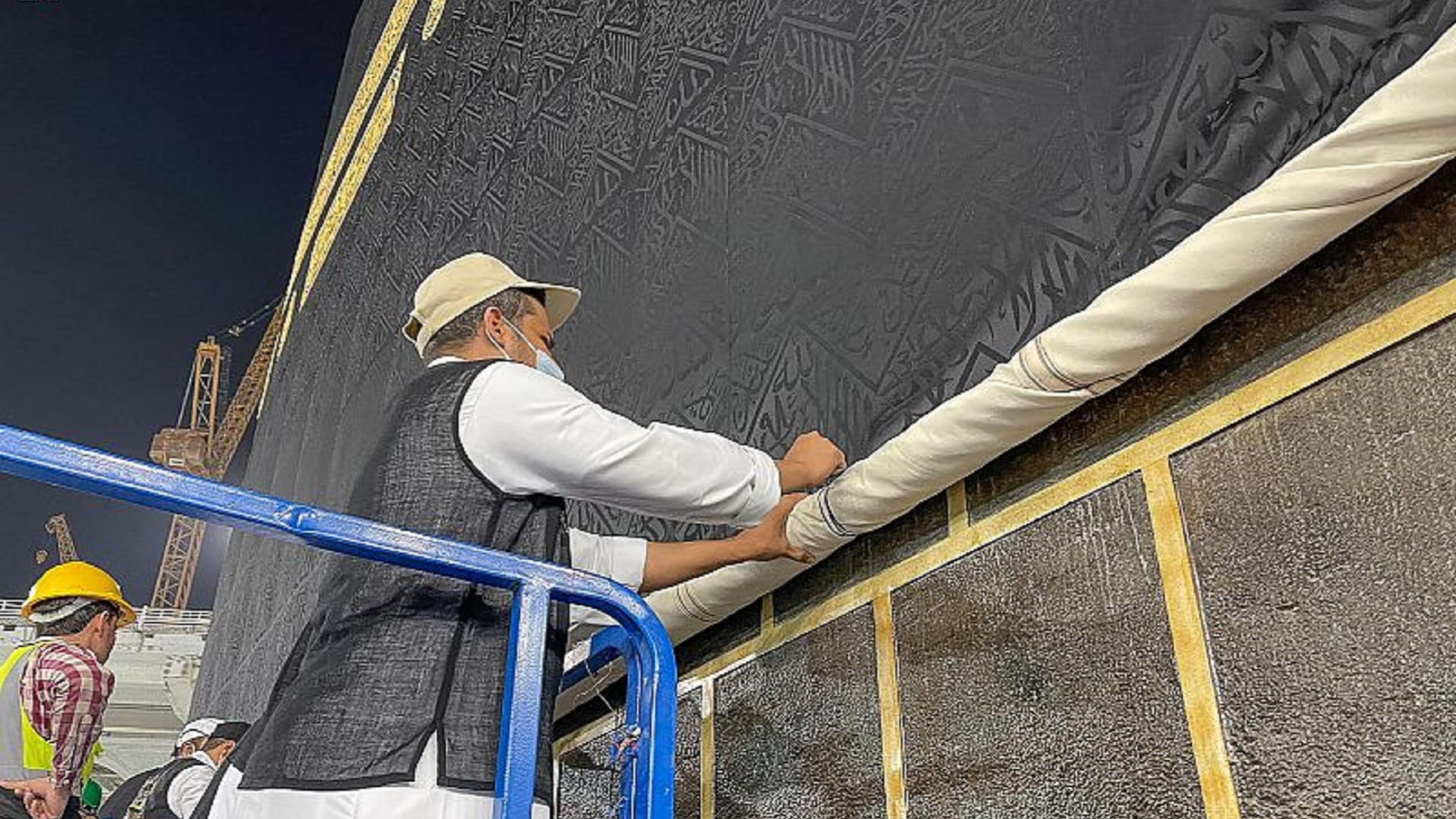 صورة بعنوان: رفع ثوب الكعبة المشرفة استعداداً لموسم الحج 2022 