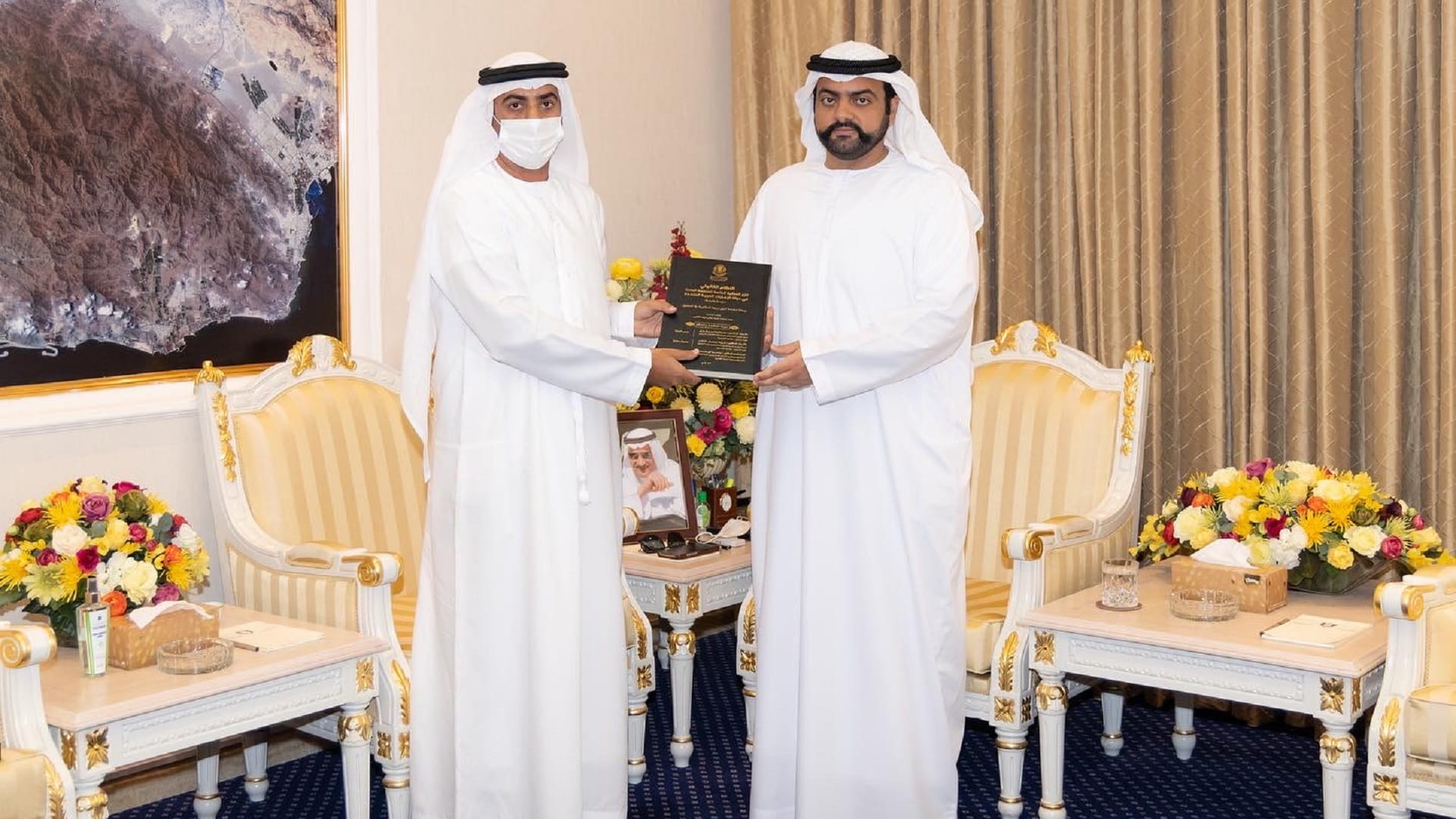 صورة بعنوان: محمد الشرقي يستقبل حمد النقبي لحصوله على الدكتوراه بالقانون العام 