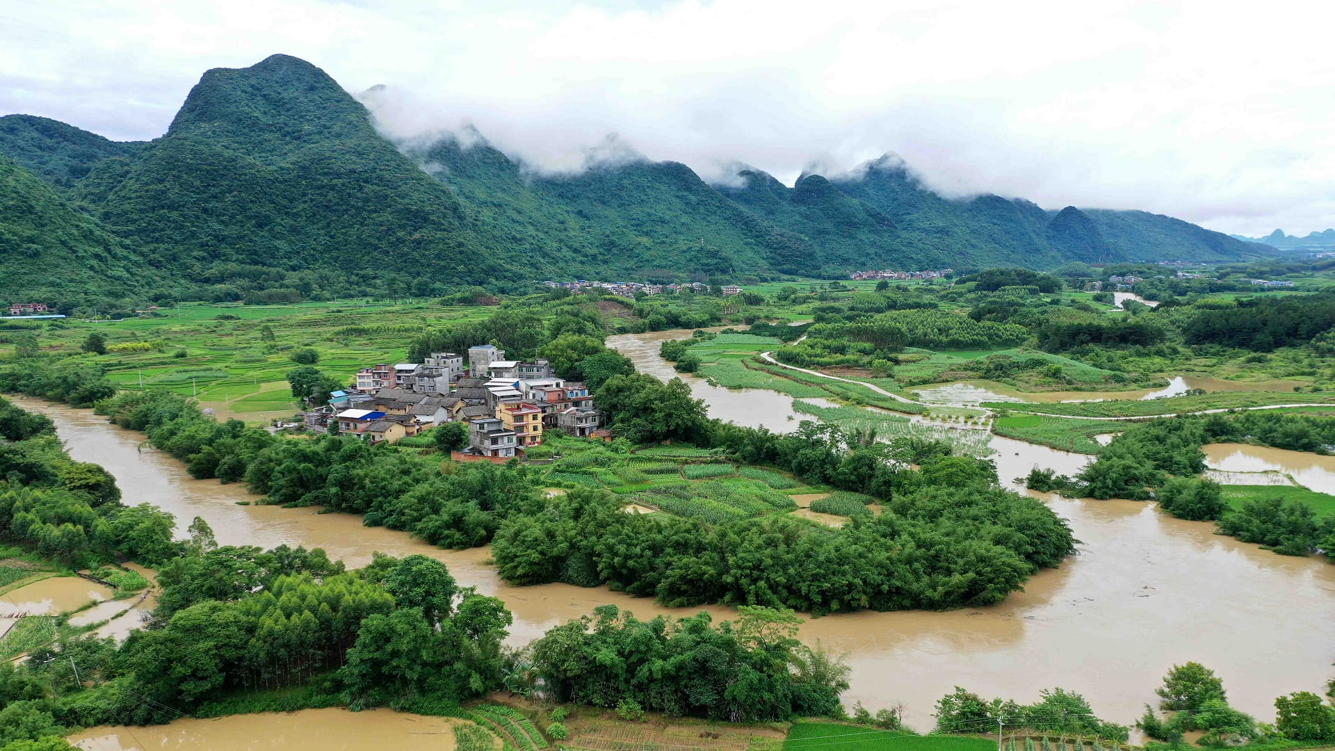 صورة بعنوان: الصين تصدر أشد إنذار من السيول الجبلية 