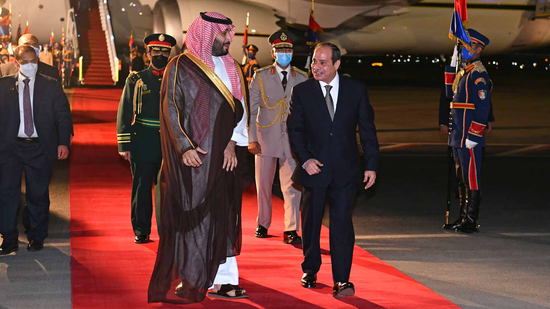 صورة بعنوان: الرئيس المصري يستقبل ولي العهد السعودي في القاهرة 