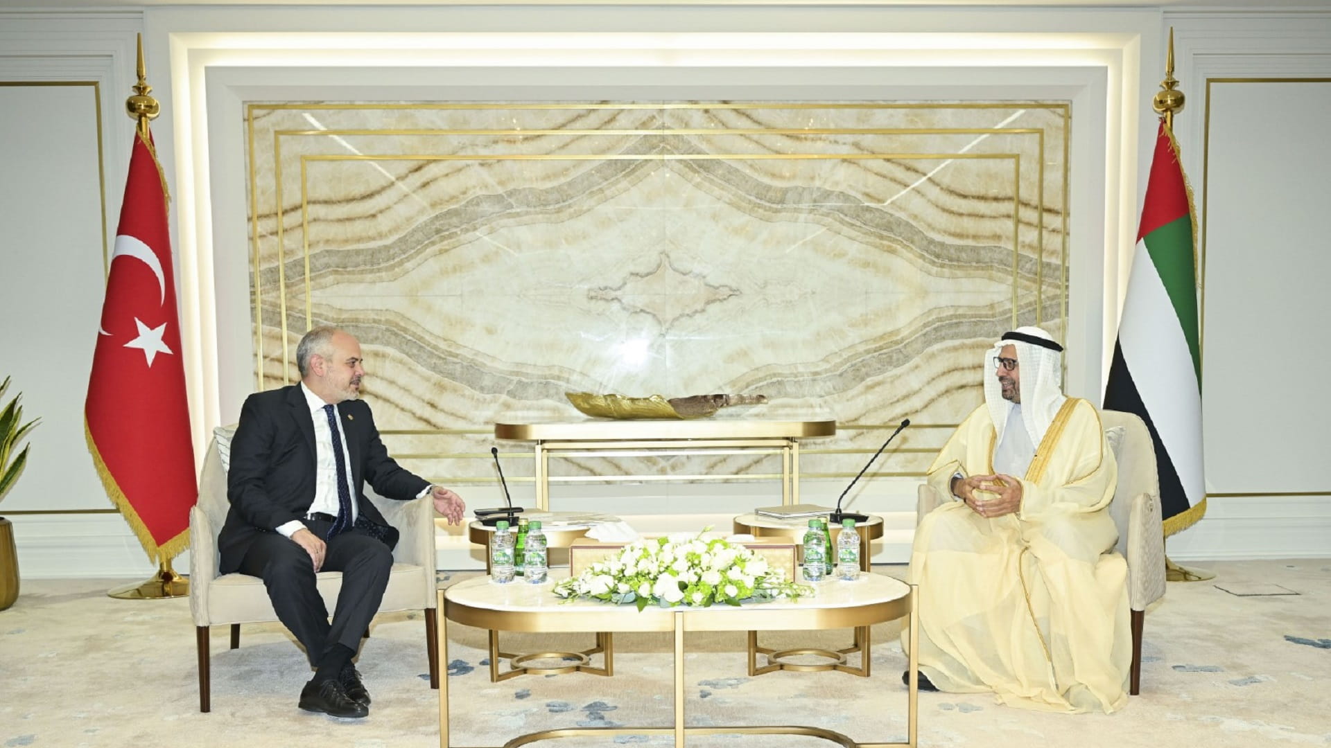 صورة بعنوان: النعيمي يلتقي رئيس لجنة الشؤون الخارجية بالجمعية الوطنية التركية 