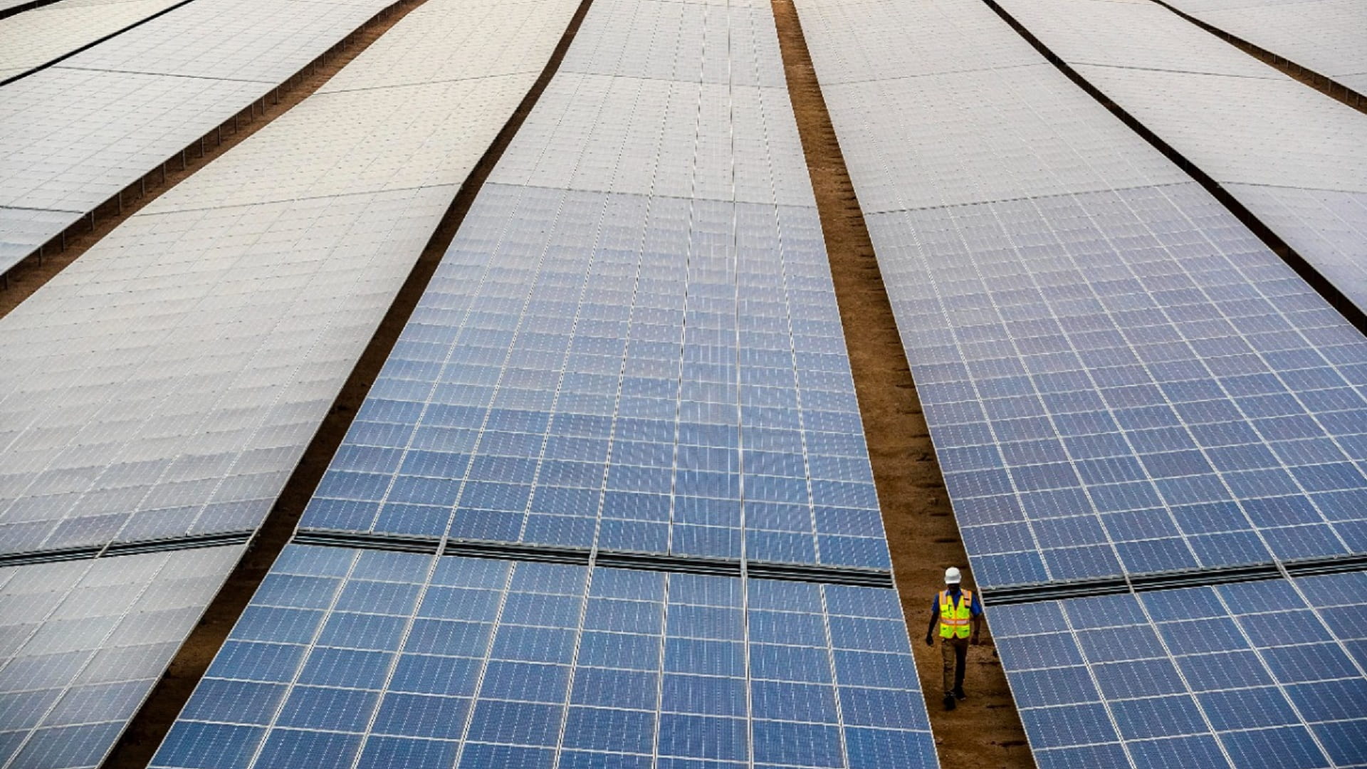 صورة بعنوان: اتفاقيات بين "طاقة" و"أدنوك" و"مبادلة" للاستحواذ على حصة بـ"مصدر" 