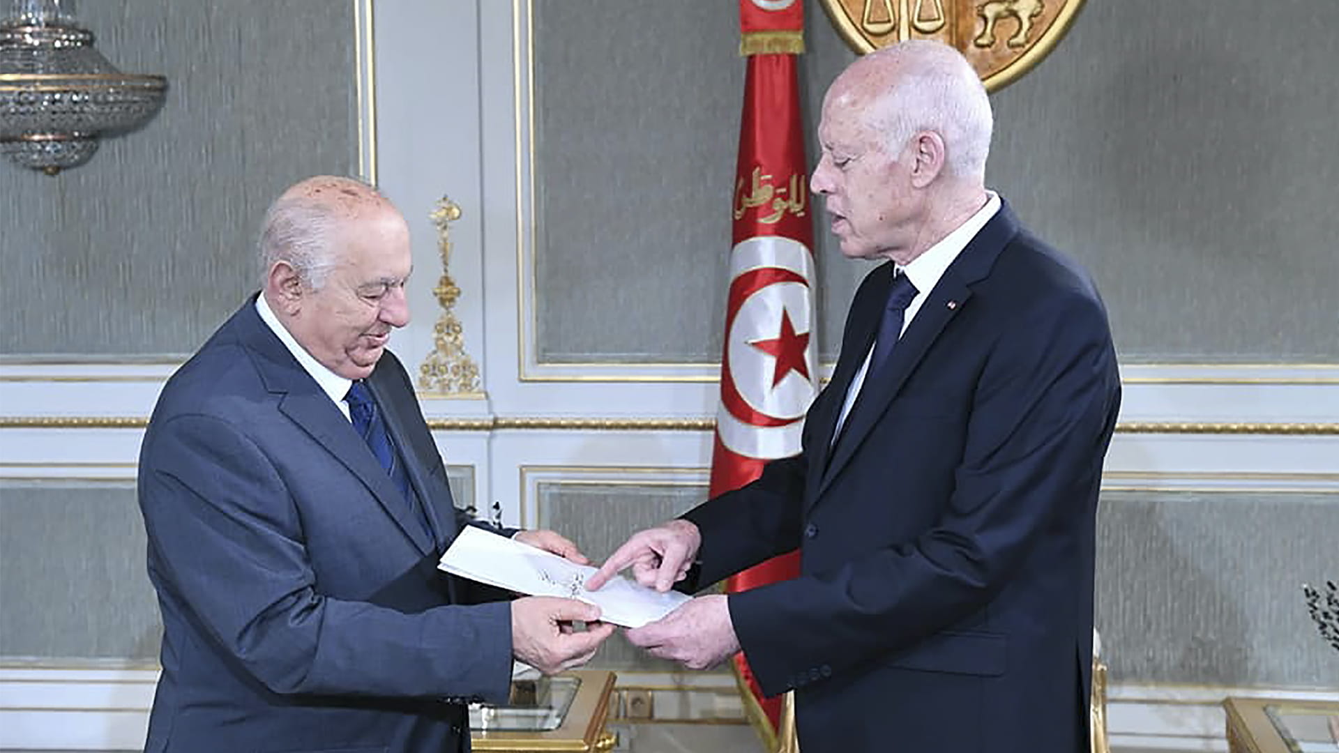 صورة بعنوان: قبل طرحه للاستفتاء.. قيس سعيد يتسلم مشروع دستور تونس الجديد 