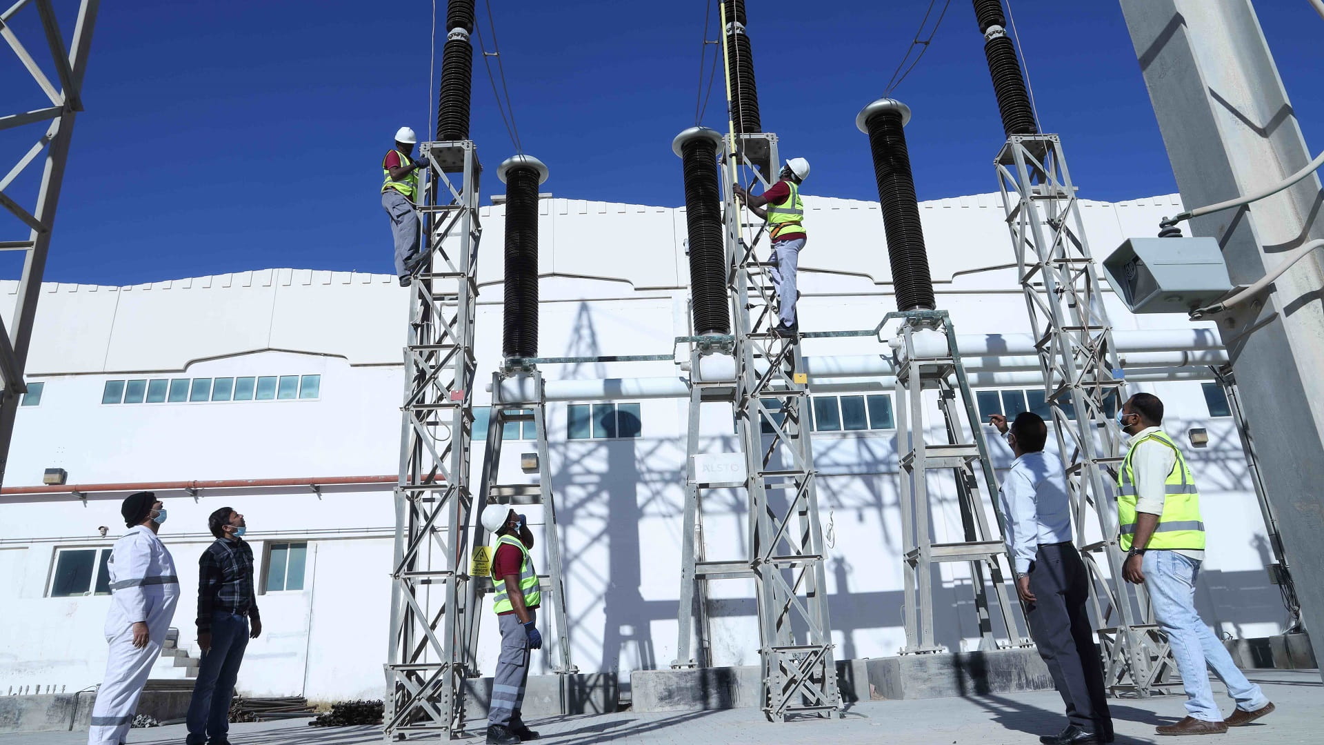 صورة بعنوان: كهرباء الشارقة تنفذ برامج للصيانة الوقائية في227محطة لنقل الطاقة 