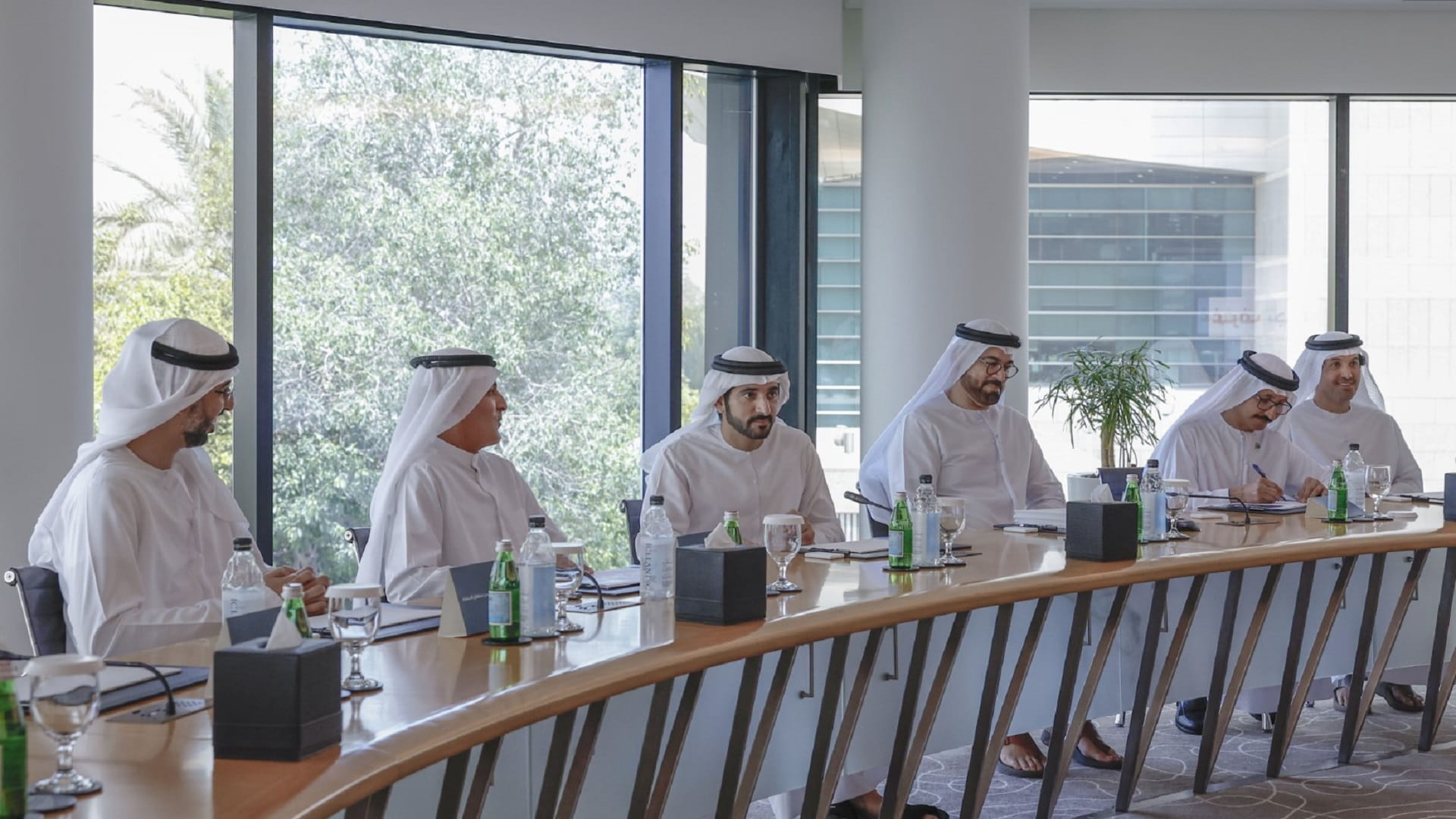 صورة بعنوان: حمدان بن محمد يزور "غرف دبي" ويشهد توقيع اتفاقيات الأداء للقيادات 