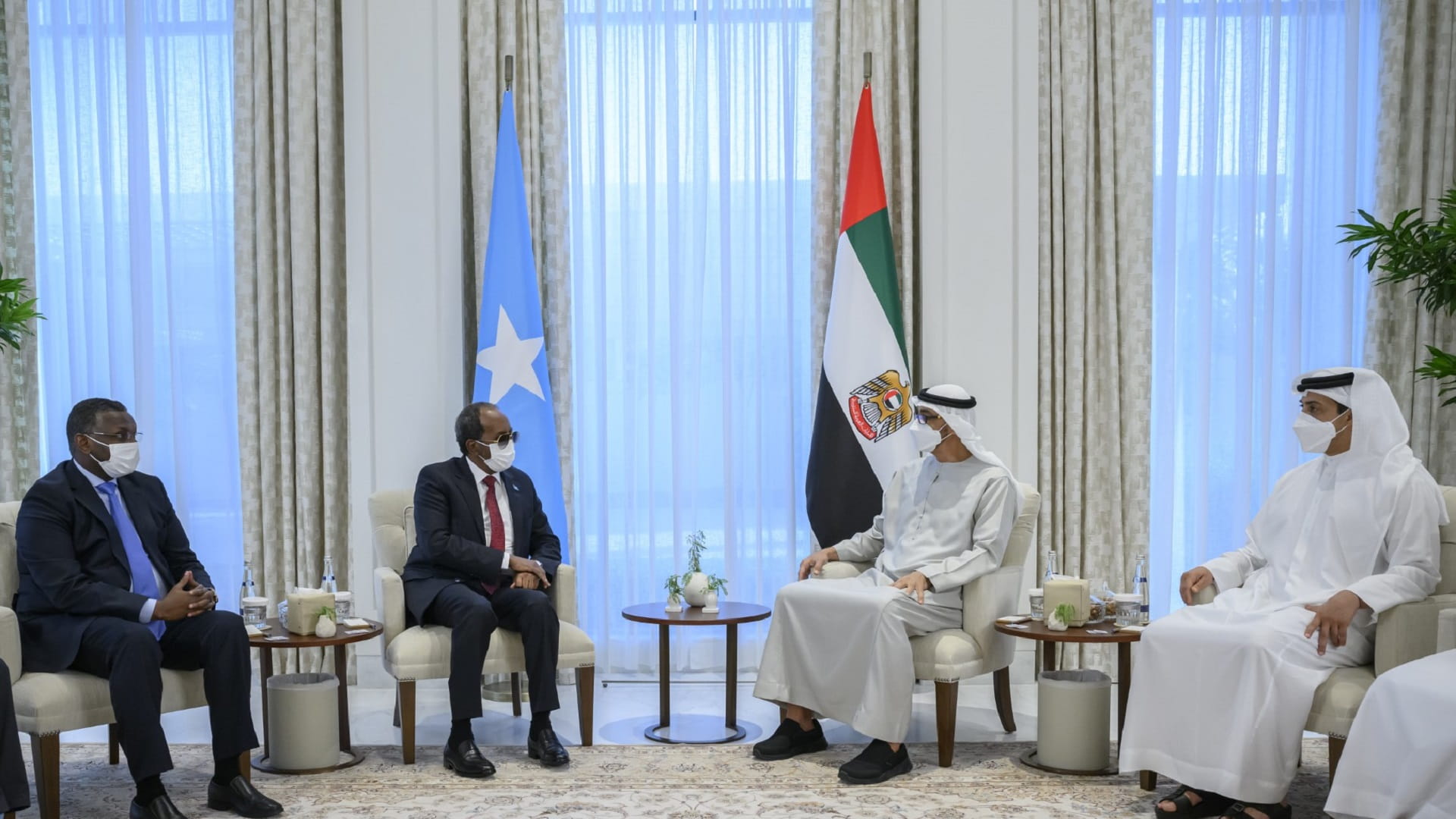 صورة بعنوان: رئيس الدولة يستقبل رئيس الصومال 