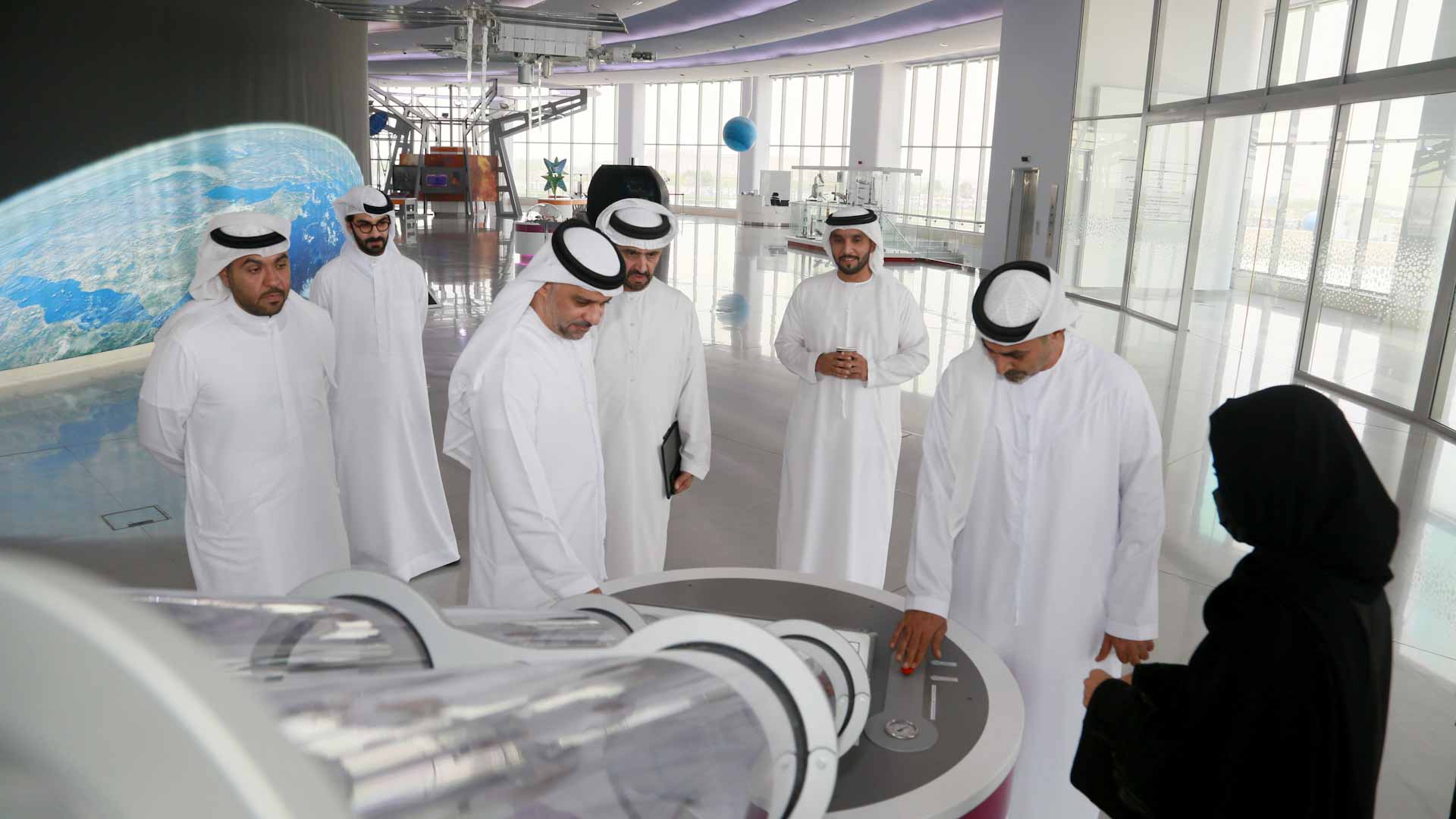 صورة بعنوان: "الشارقة لعلوم الفضاء" تطلع وزارة الدفاع على إمكانياتها البحثية 