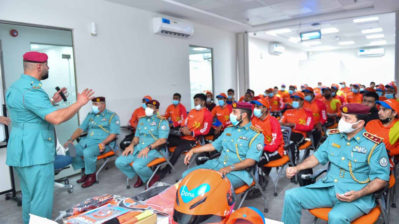 صورة بعنوان: شرطة الشارقة تنظم حملة توعوية تستهدف 2600 سائق من شركة طلبات 