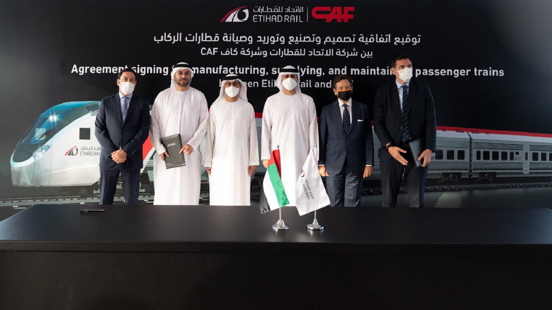 صورة بعنوان: ذياب بن محمد بن زايد يطلع على سير عمل "قطار الاتحاد" 