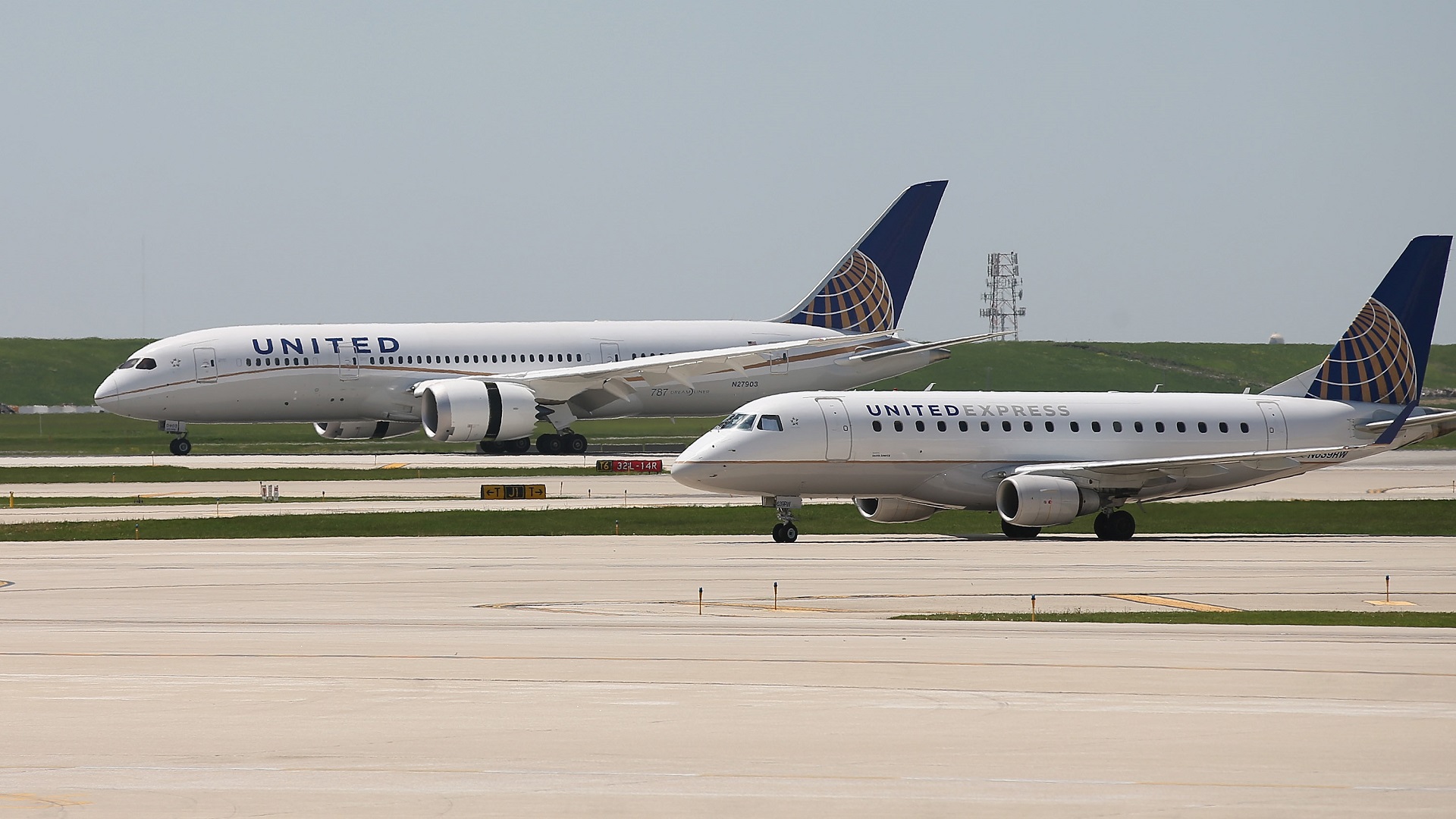 Image for the title: United to cut 12% of daily Newark flights to boost performance 