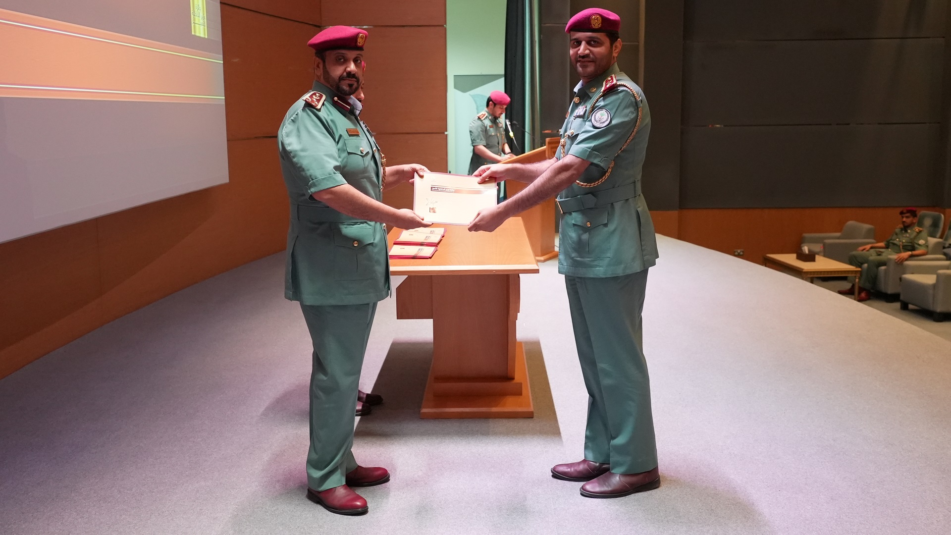 صورة بعنوان: العثمني يكرم فائزي مرحلة المدير العام بجائزة شرطة الشارقة للتميز  