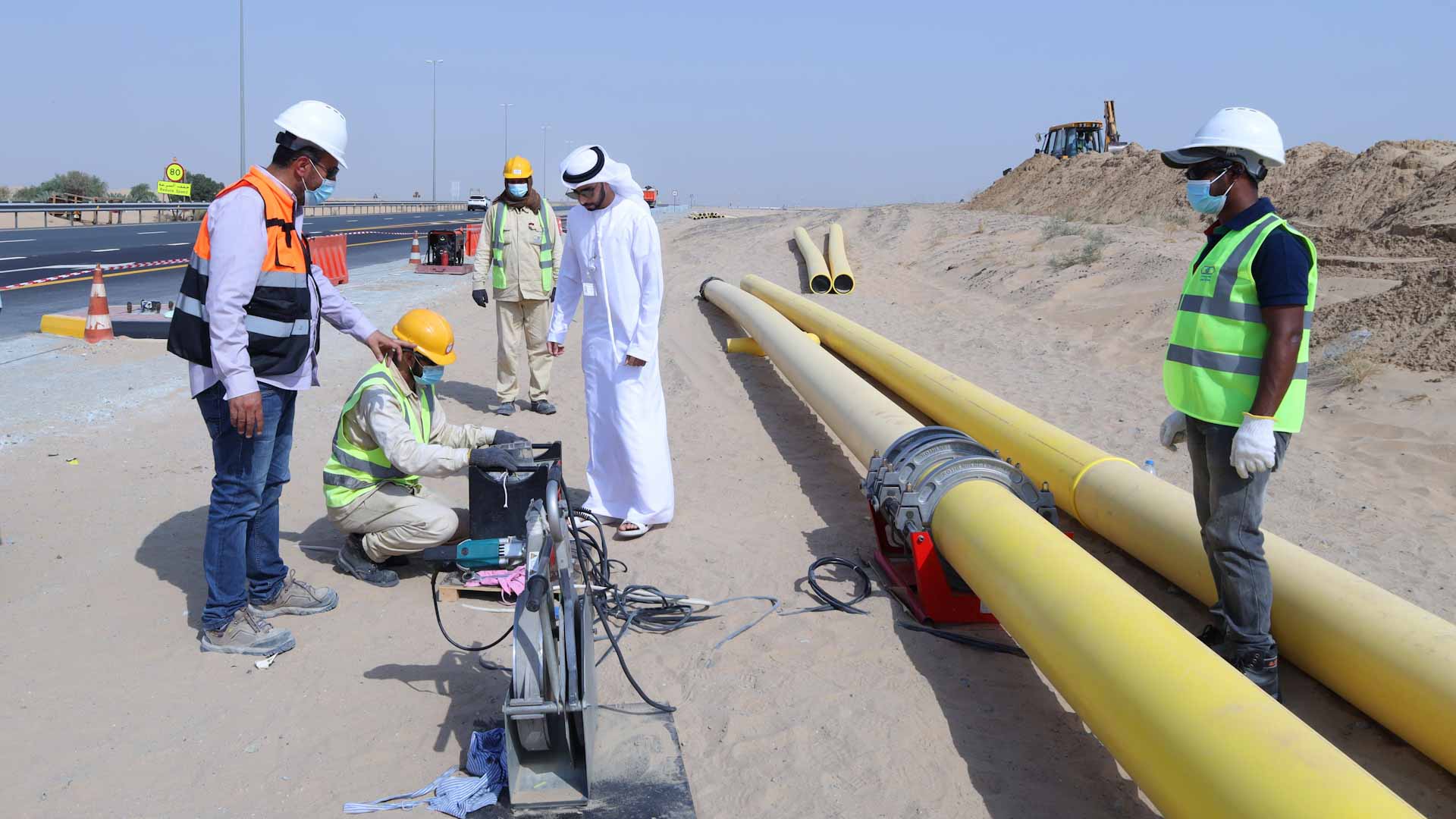 صورة بعنوان: "كهرباء الشارقة" تكثف جهودها لتمديد شبكة الغاز لمنطقة البطائح 