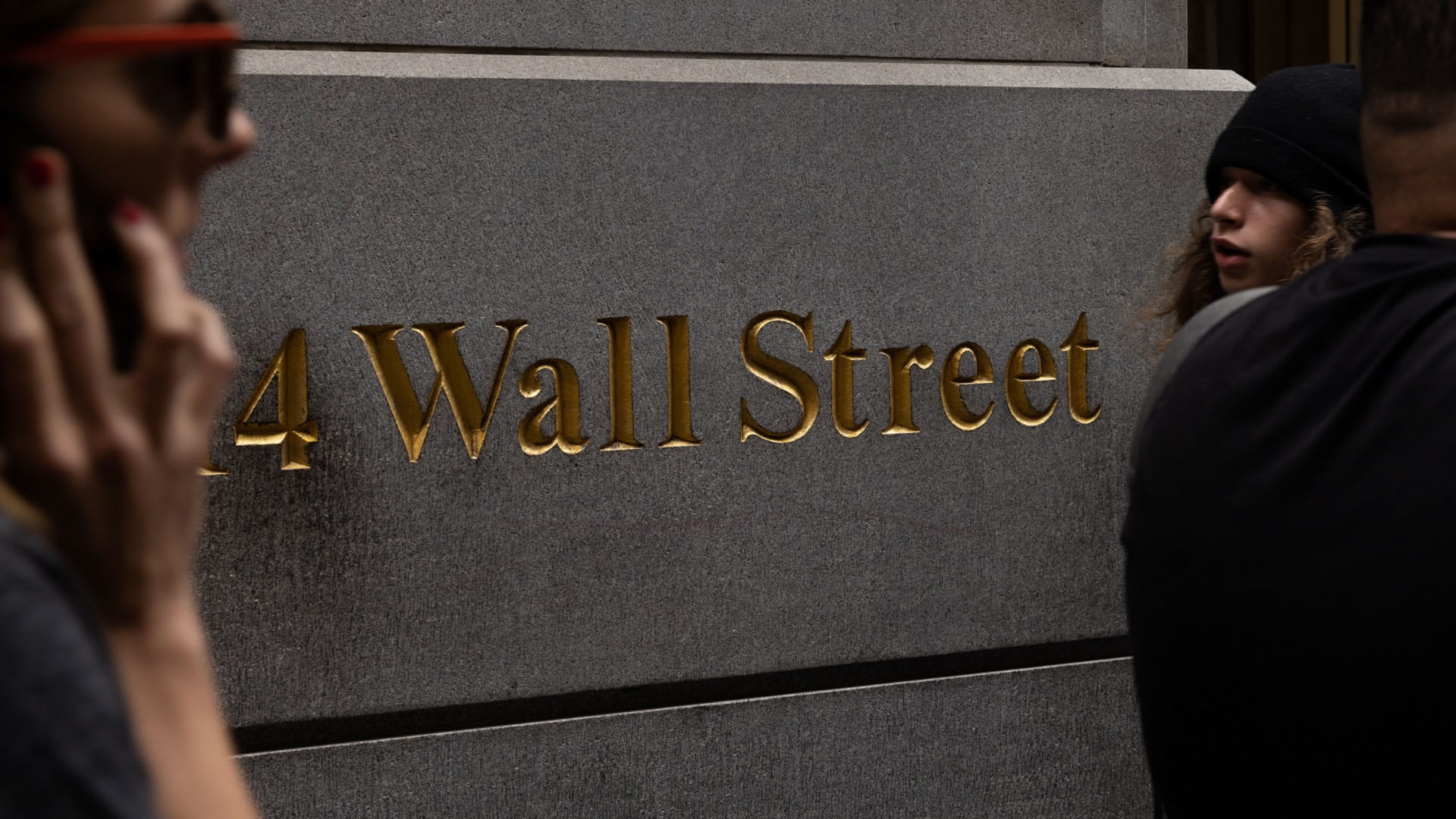 Image for the title: US stocks edge lower as oil prices fall 