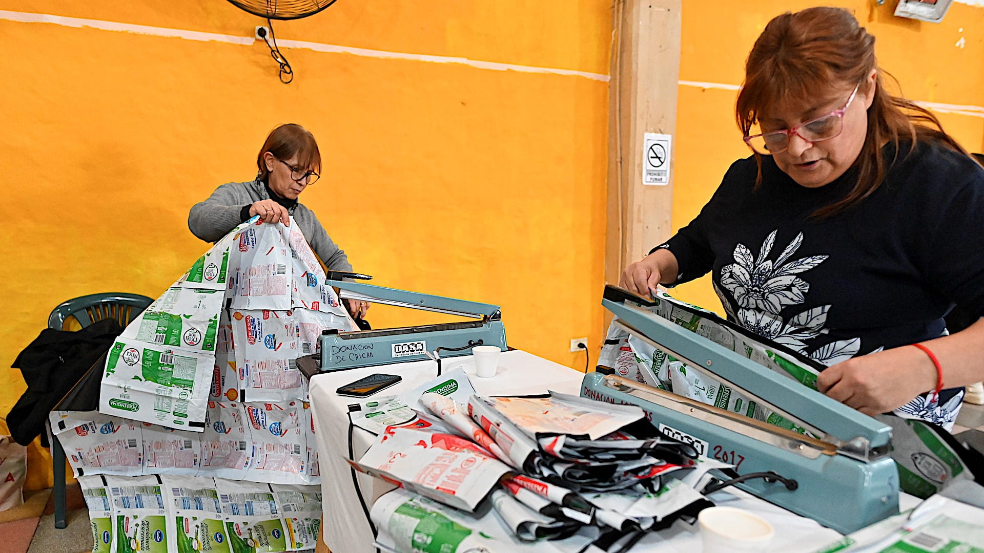 صورة بعنوان: في إعادة تدوير عبوات الحليب البلاستيكية "حياة" لمشردي الأرجنتين 