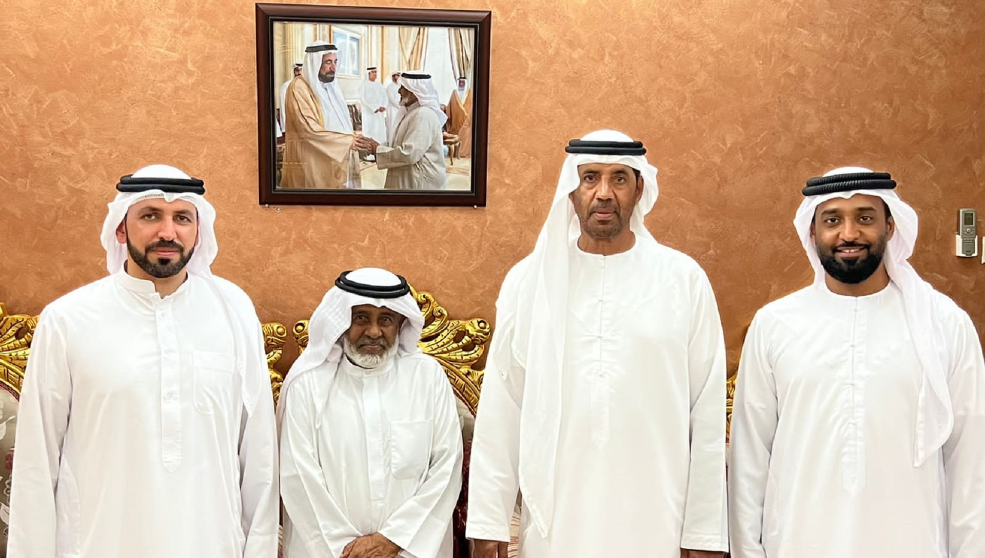 صورة بعنوان: مجلس ضاحية الصبيحية يزور كبار السن ويرصد ويتابع احتياجاتهم 