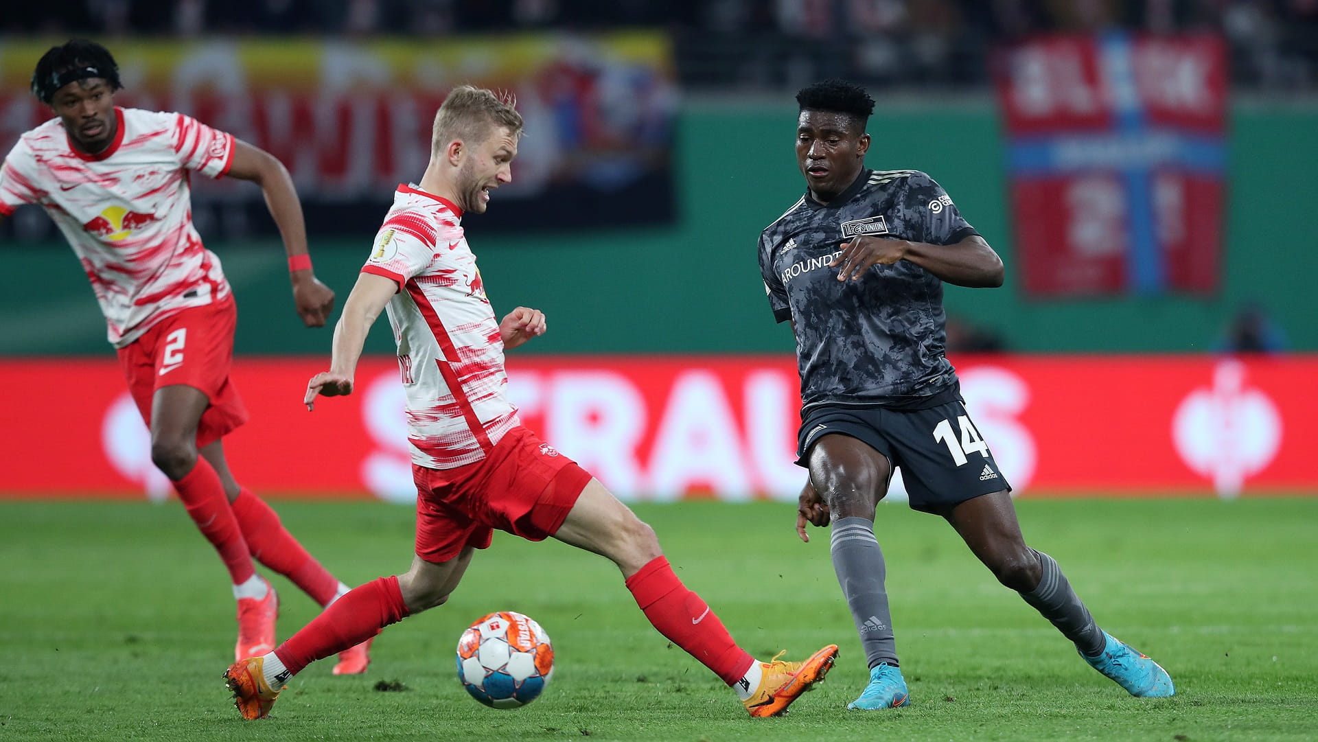 صورة بعنوان: نادي نوتنجهام فورست يتعاقد مع النيجيري أونيي 