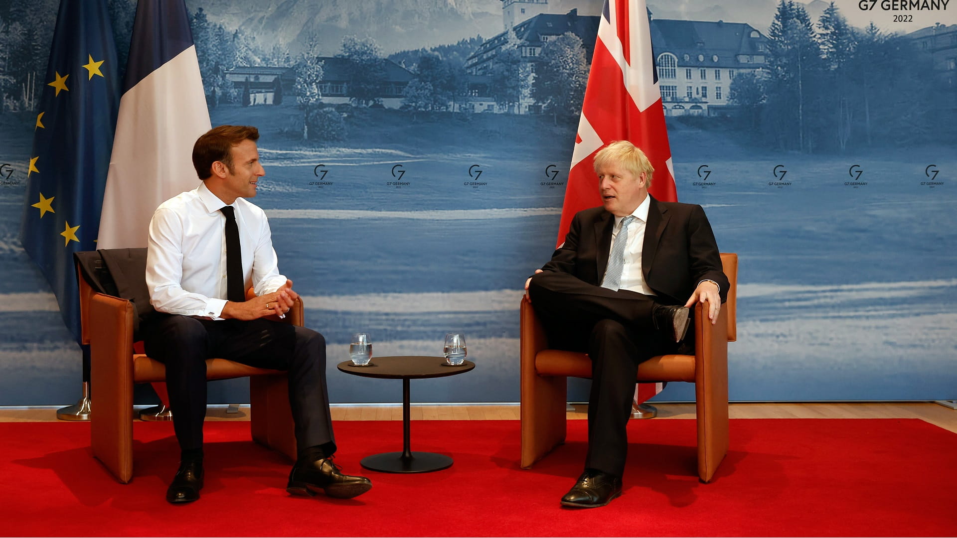 Image for the title: In talks with Macron, Johnson warns off settling Ukraine war 'now' 