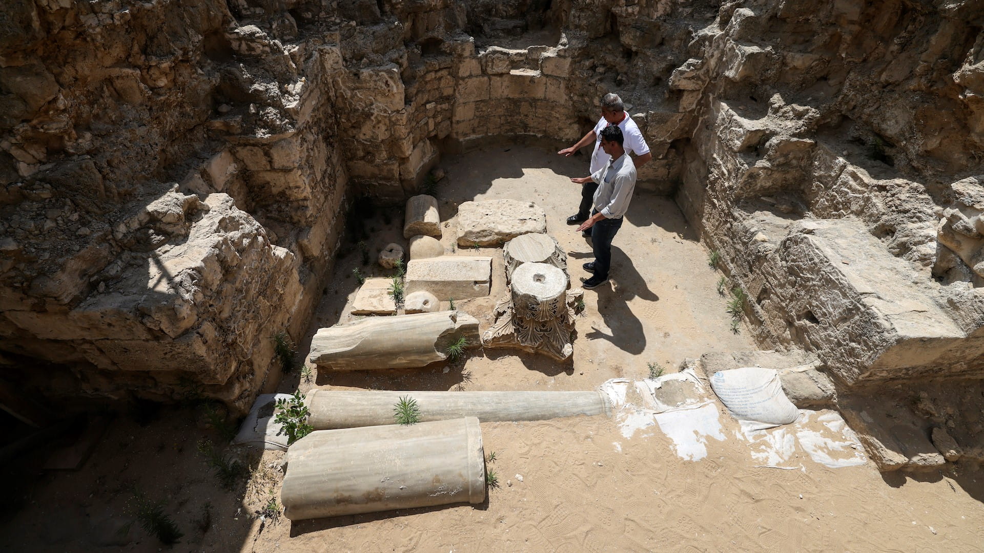 صورة بعنوان: علماء آثار يكتشفون مقبرة رومانية مدفونة منذ قرون في باطن أرض غزة 