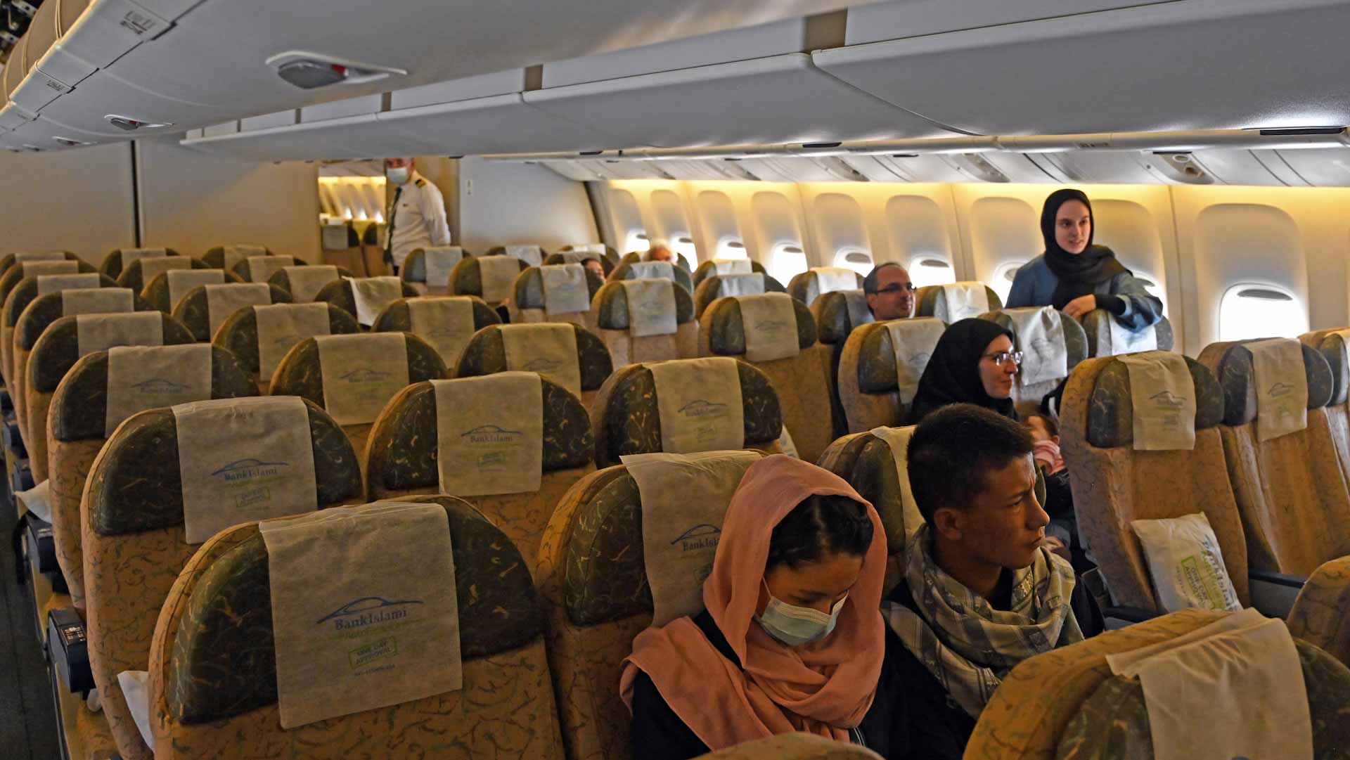 Image for the title: Pakistan orders masks on domestic flights as COVID numbers rise 