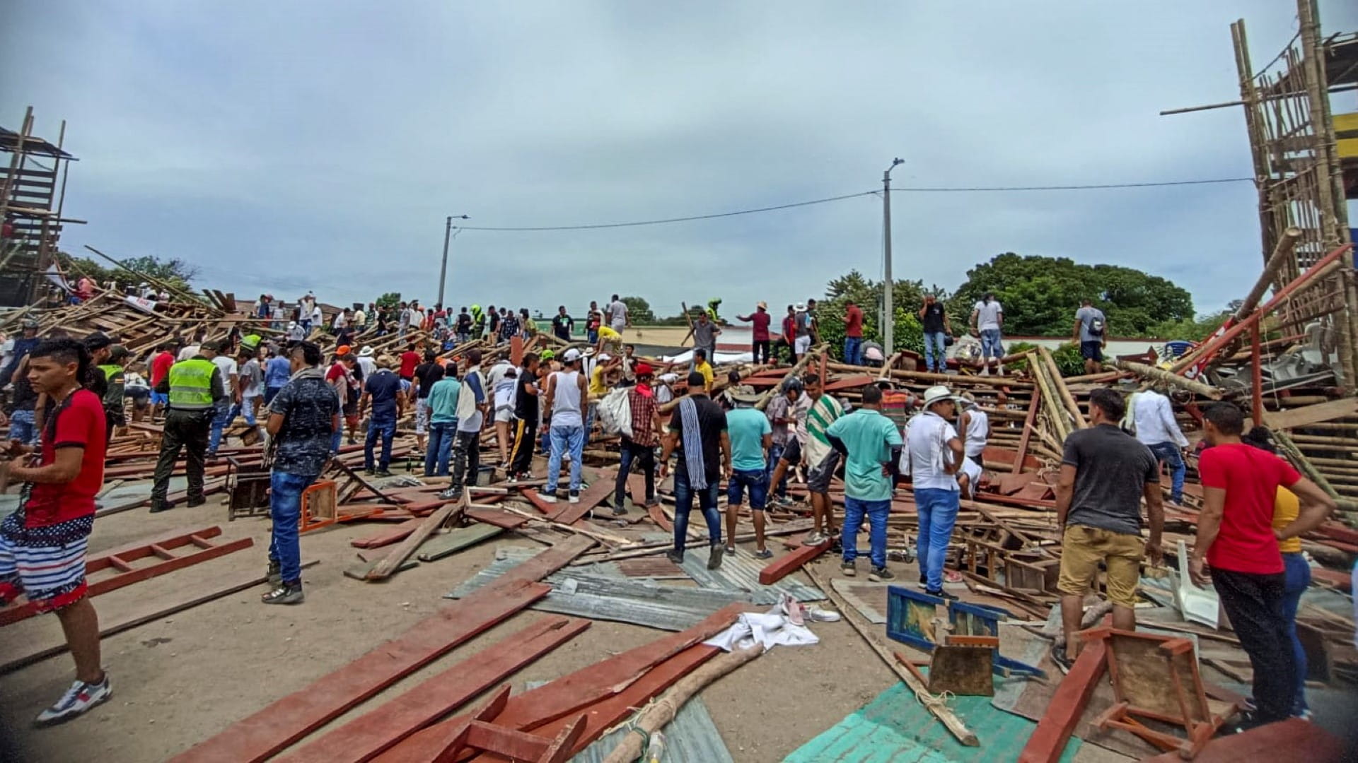 صورة بعنوان: 4 قتلى و30 مصاباً في انهيار مدرج خلال مصارعة ثيران بكولومبيا 