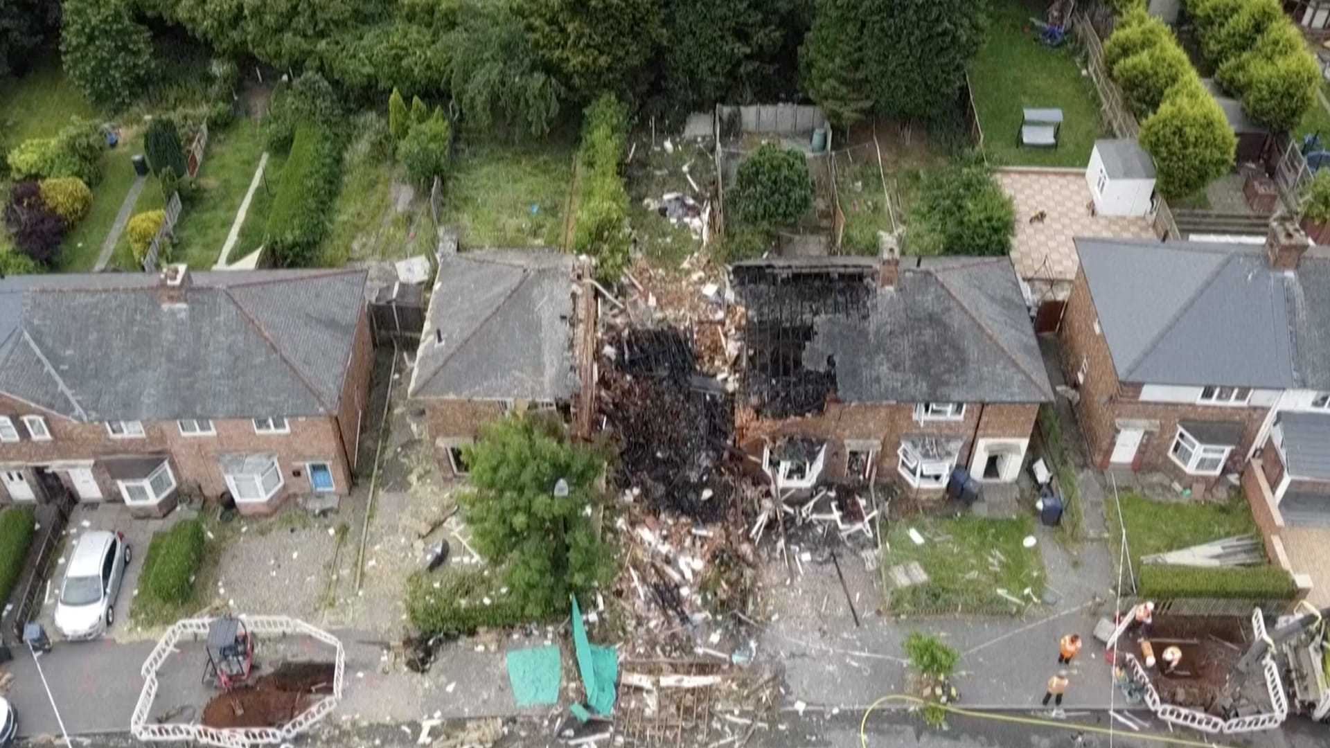 صورة بعنوان: انفجار منزل في برمنجهام ببريطانيا يصيب شخصاً بجروح خطيرة 