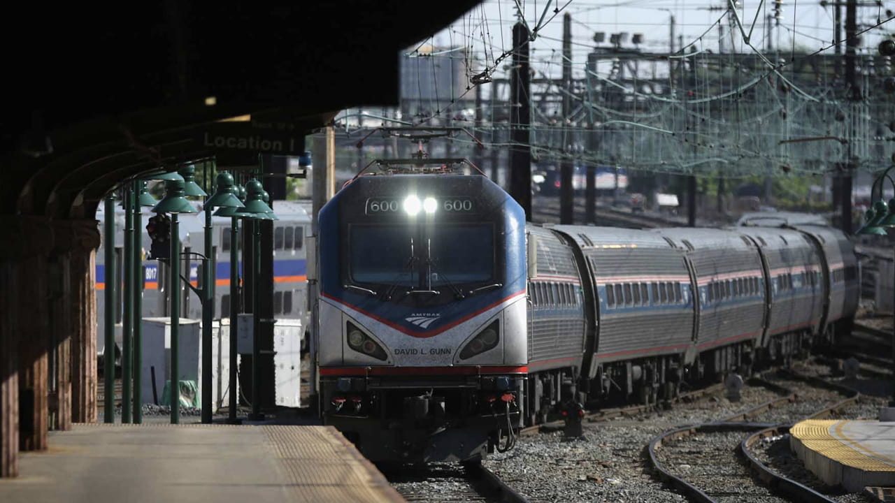 صورة بعنوان: مقتل 3 بعد اصطدام قطار ركاب بشاحنة وخروجه عن القضبان في أميركا 