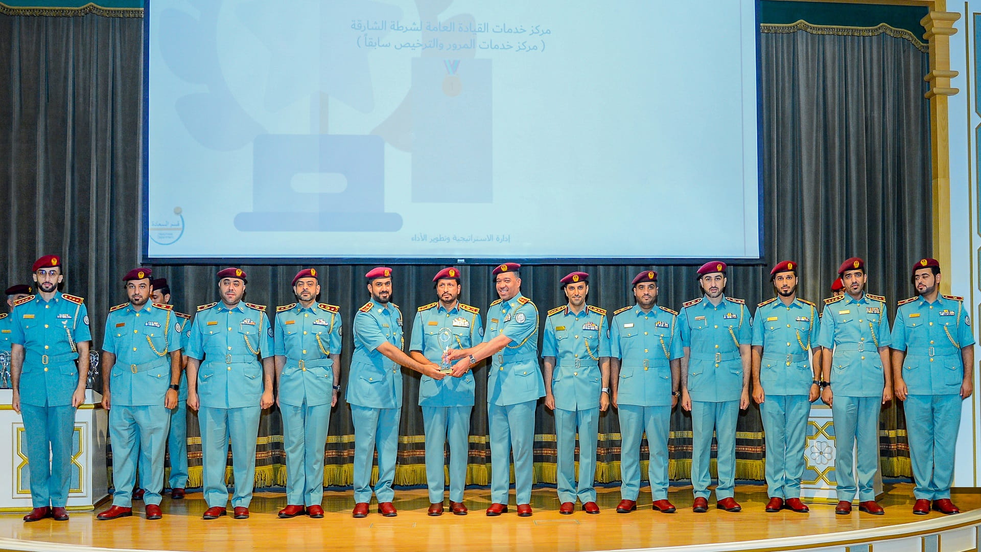 صورة بعنوان: قائد عام شرطة الشارقة يشهد احتفال حصاد السعادة بقصر الثقافة 