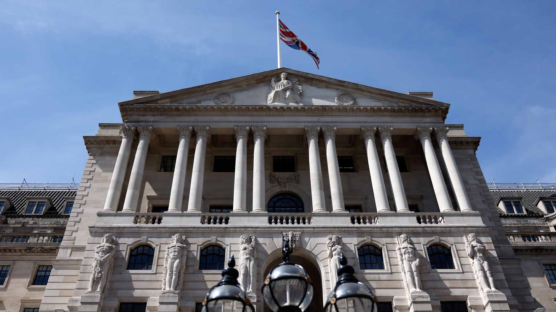 Image for the title: Britain boosts military aid to Ukraine 