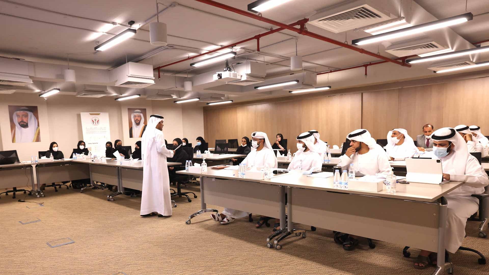 صورة بعنوان: "شؤون بلديات الشارقة" تنظم ورش عمل لموظفيها في القانون المالي  