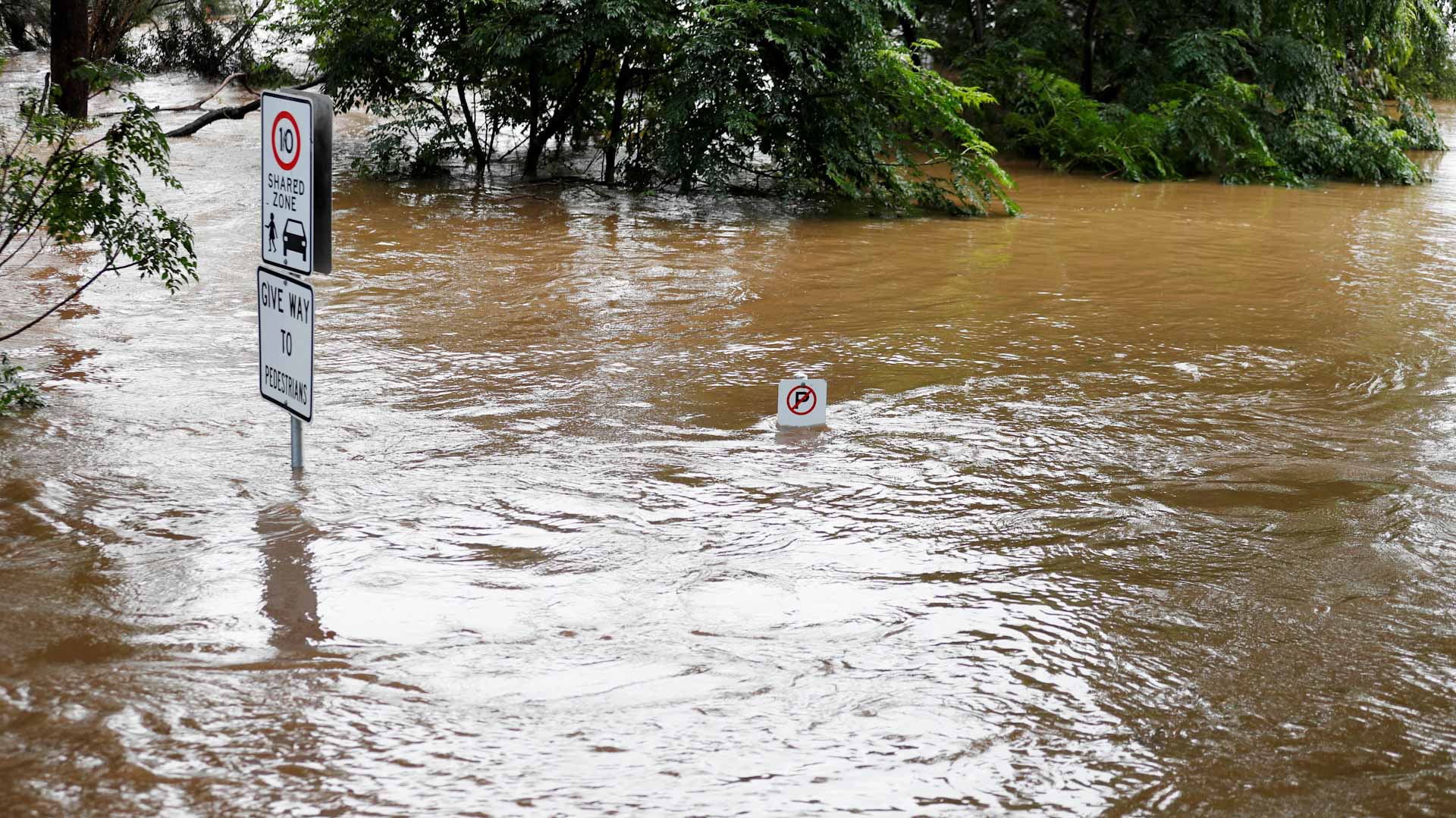 Image for the title: Australia orders 200,000 to flee floods moving towards Sydney 