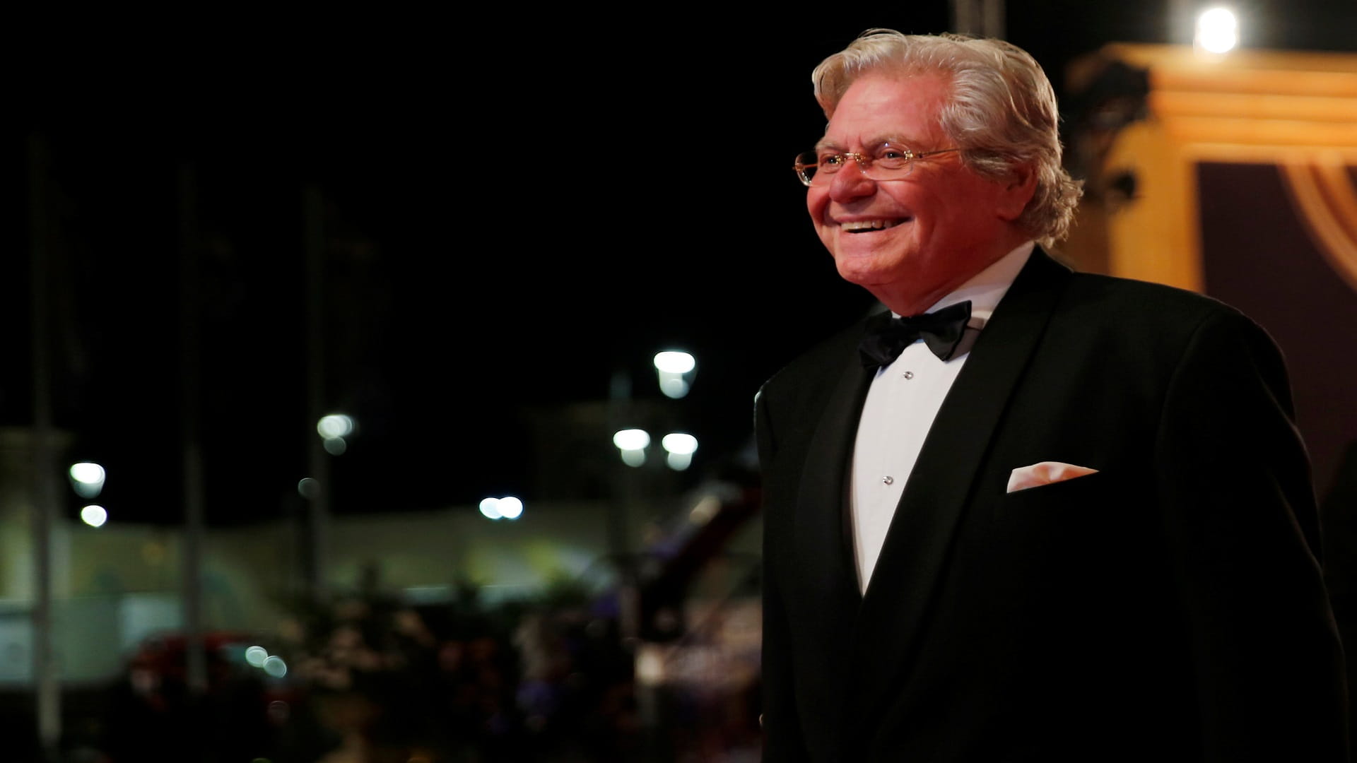 صورة بعنوان: لتاريخه الزاخر...مهرجان الأقصر يكرم حسين فهمي بجائزة إنجاز العمر 