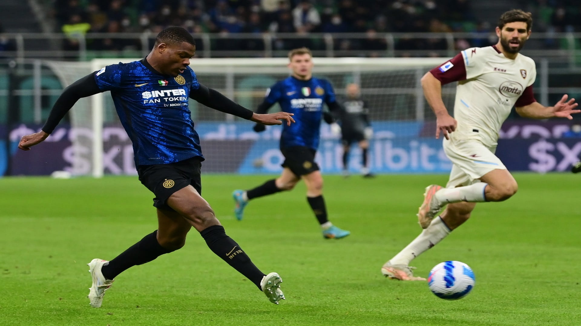 صورة بعنوان: إنتر ميلان يستعيد صدارة الدوري الإيطالي مؤقتاً   