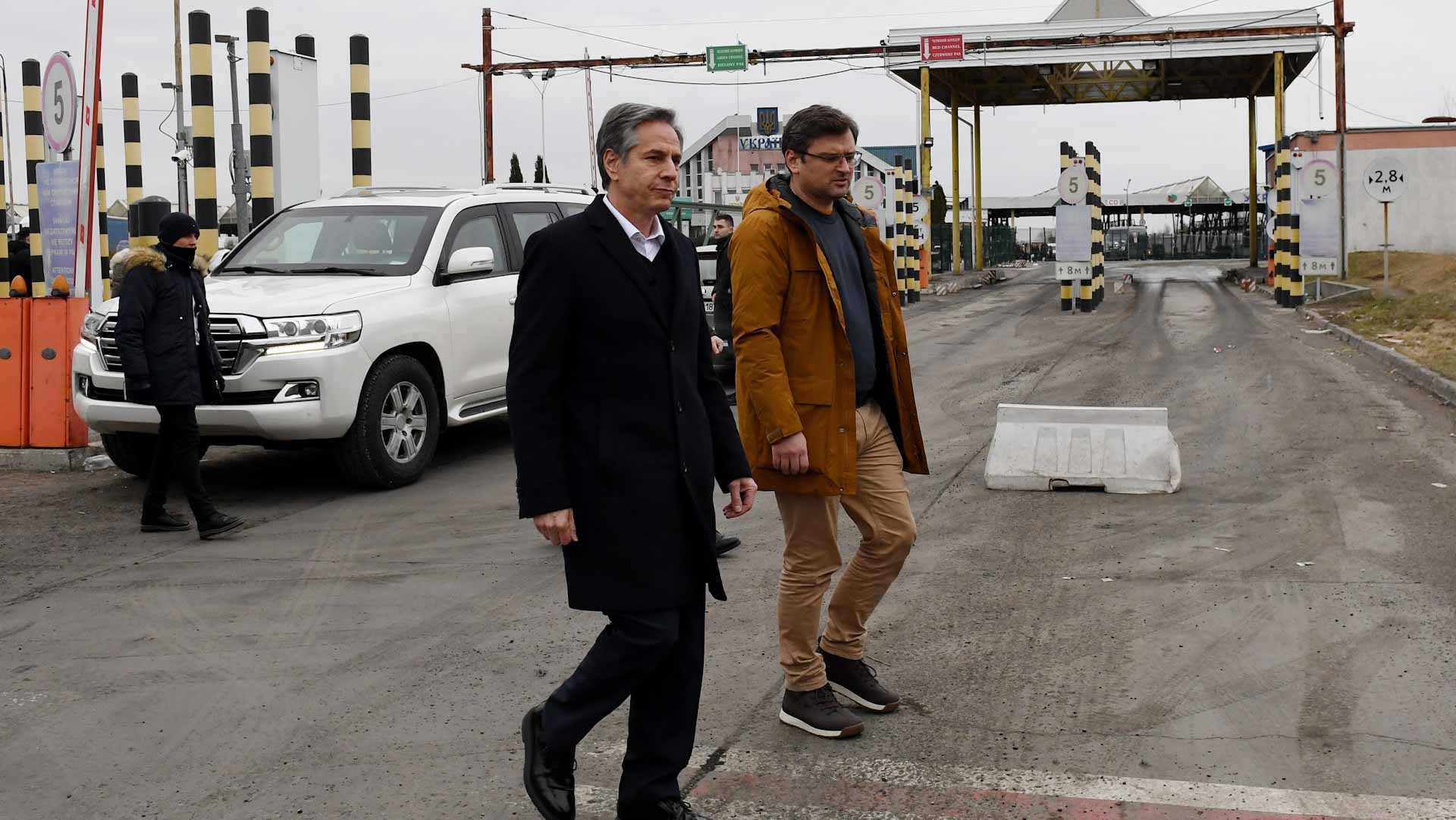 Image for the title: Blinken signals U.S. support for Ukraine with border meeting 