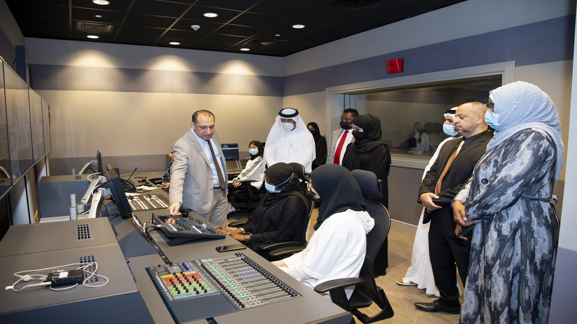 صورة بعنوان: كلية الاتصال بالقاسمية تتعاون مع هيئة الشارقة للإذاعة والتلفزيون  