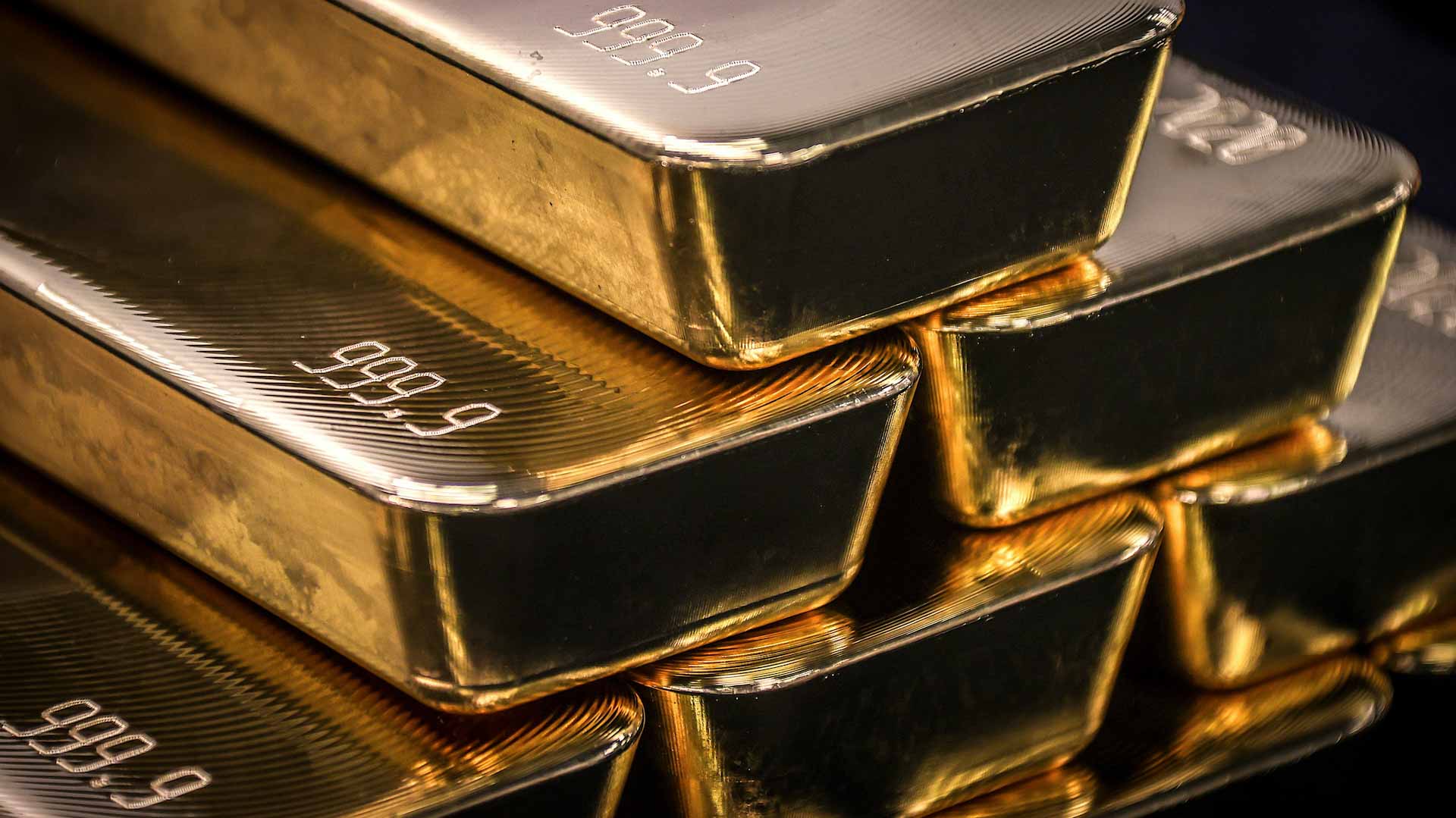 Image for the title: Gold rises above $2,000 an ounce on soaring Ukraine fears 